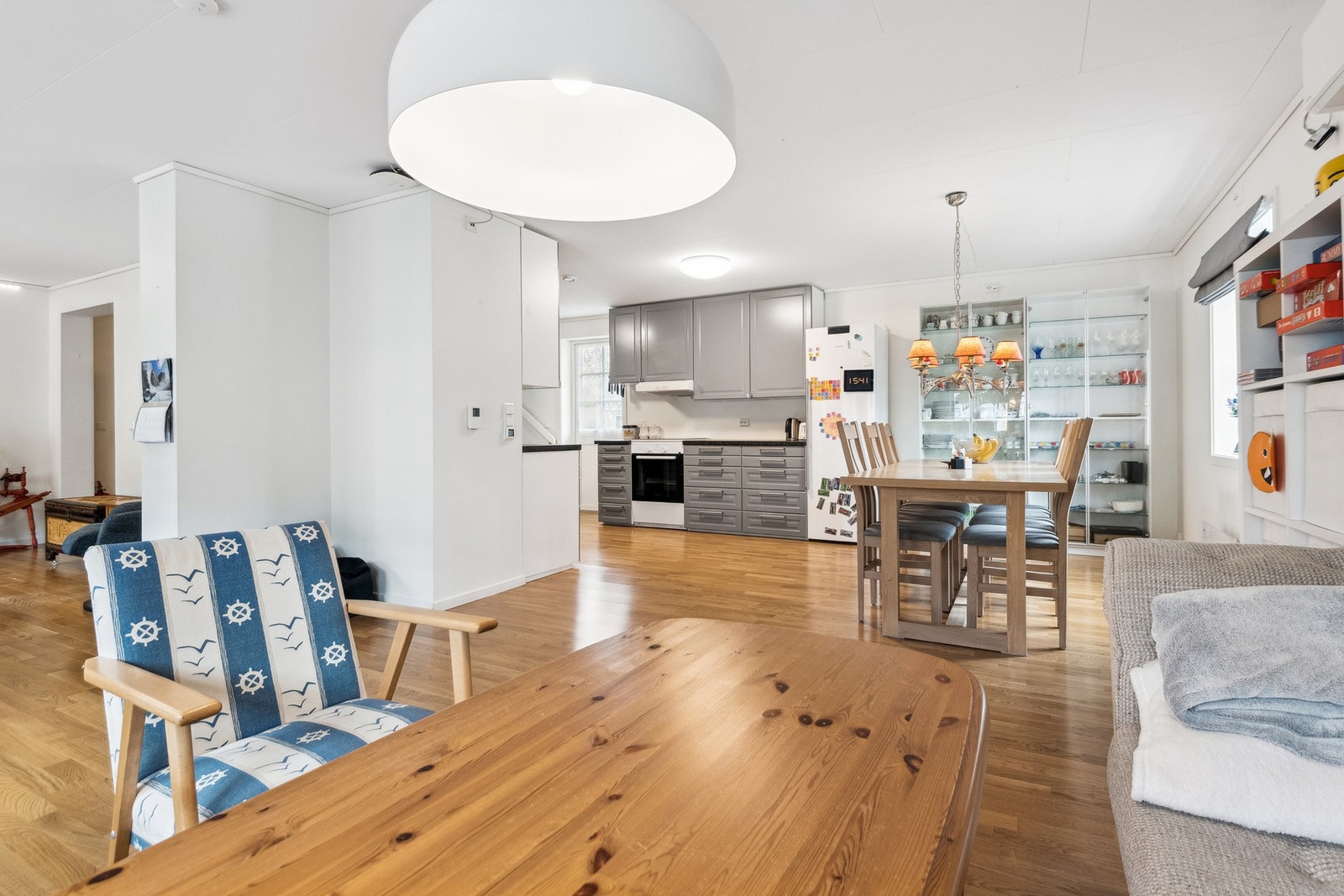 Stuen har god plass til både spisegruppe og sofagruppe. Galleribilde