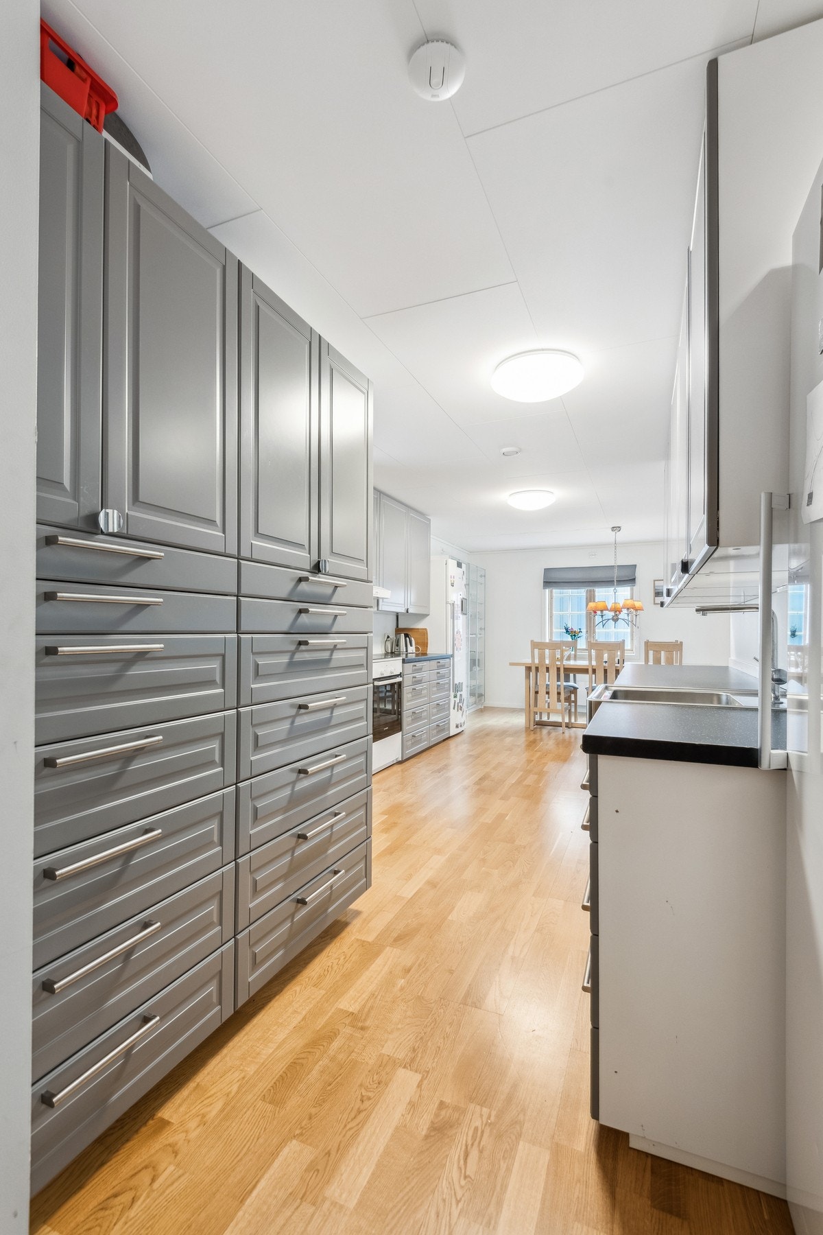 Kjøkkenet har en praktisk skuffeseksjon på kjøkken som gir godt med lagringsplass. Galleribilde