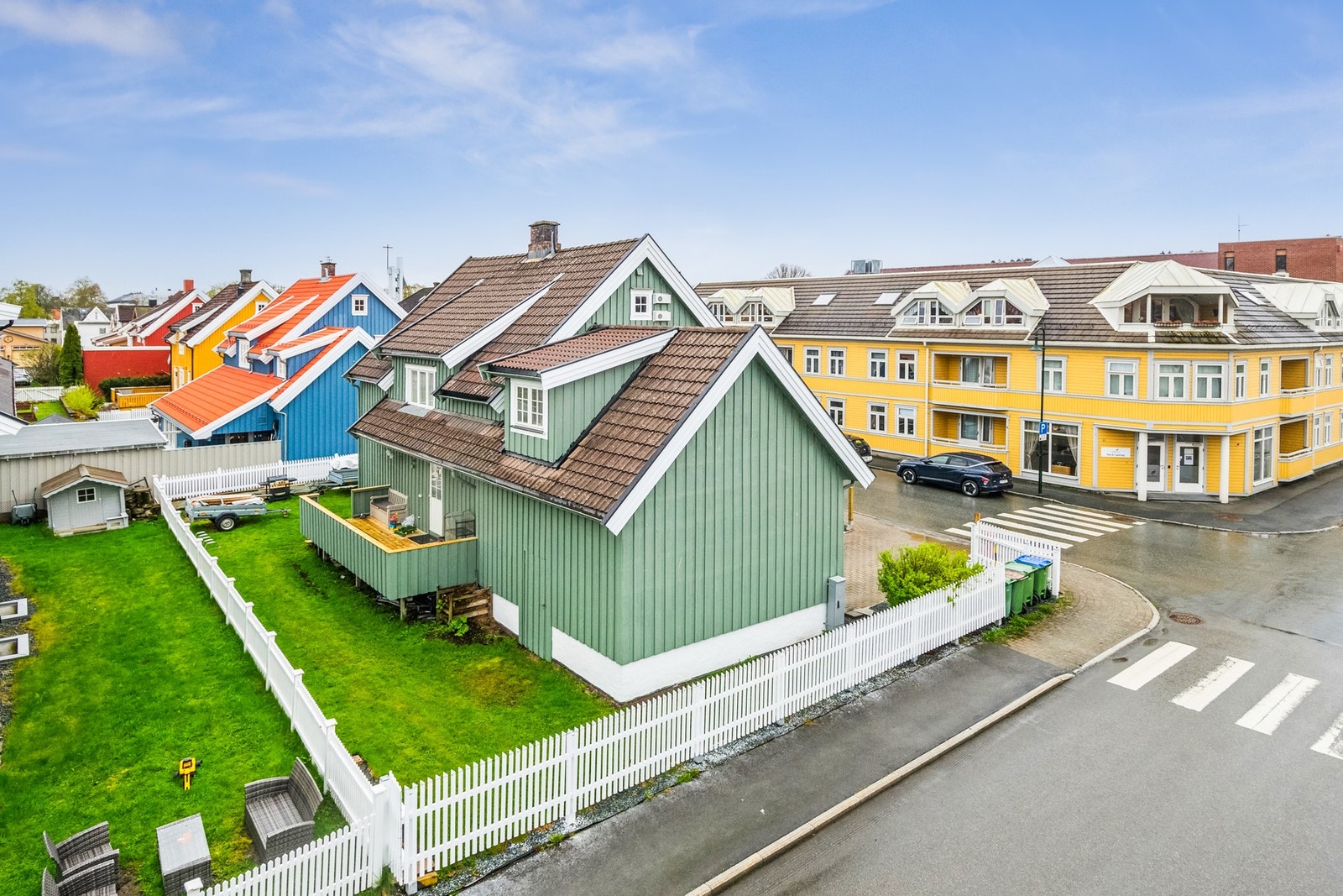 Praktisk og sentral enebolig beliggende i Levanger sentrum. Her har man gangavstand til dagligvare, barneskole og barnehage. Galleribilde