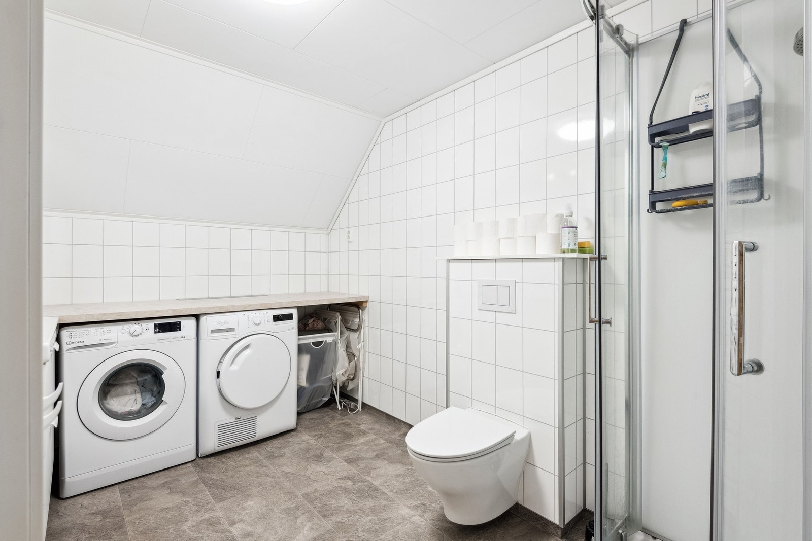 Badet er oppgradert i 2021 og har opplegg for vaskemaskin og dusjkabinett. Galleribilde