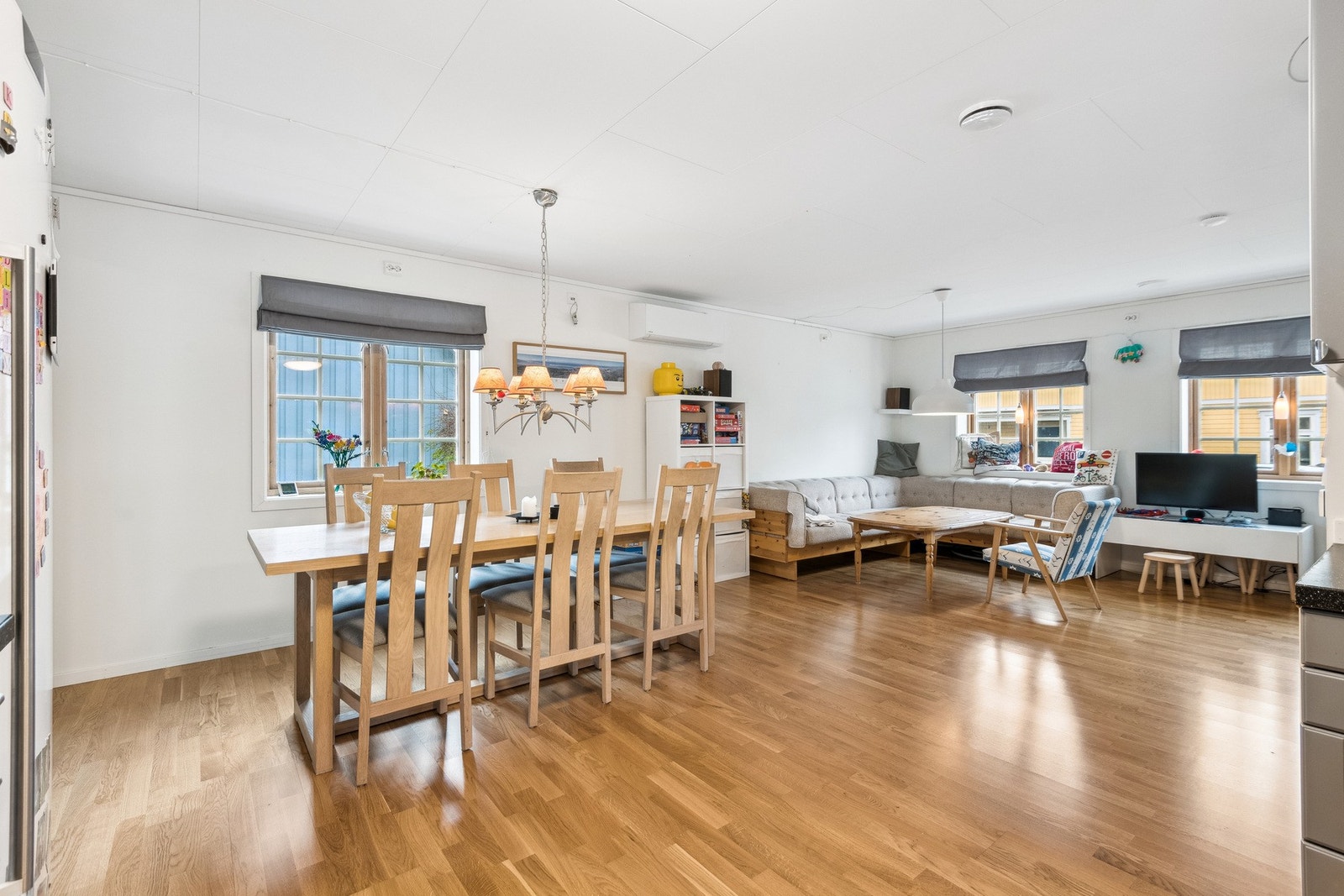 Beliggenheten er ettertraktet på grunn av de korte avstandene til dagligvare, apotek og Nord Universitet bl.a. Galleribilde