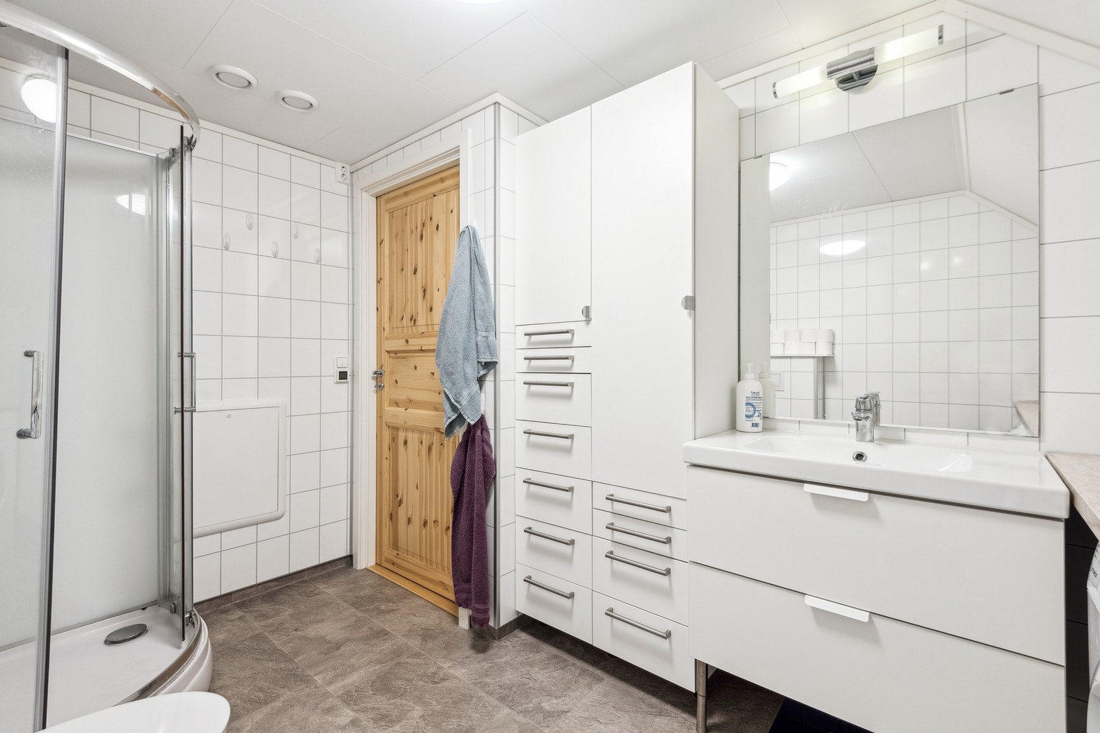 Badet i 2.etasje har en romslig baderomsinnredning med god plass til oppbevaring av bareromsartikler. Galleribilde