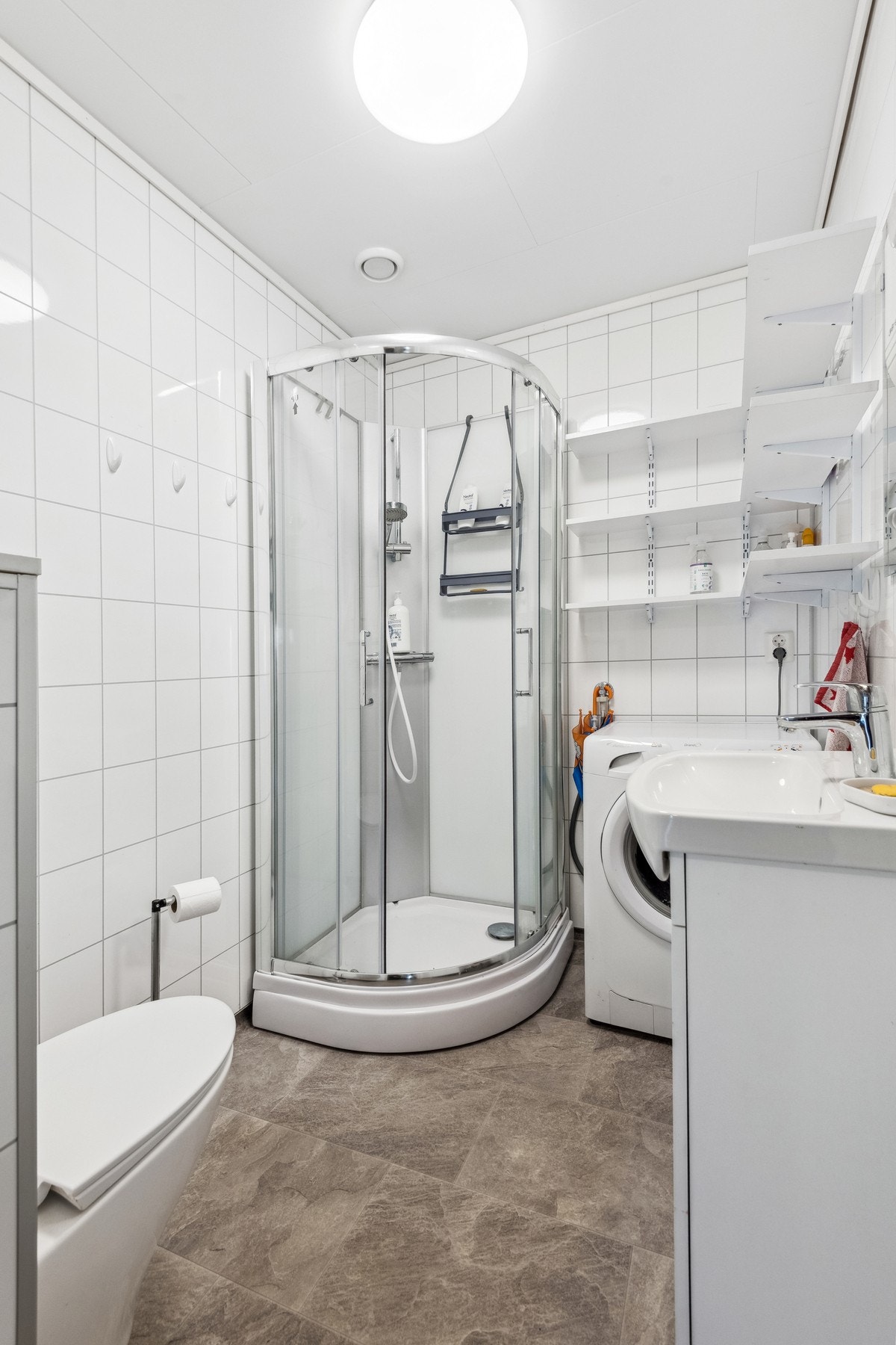 Badet er oppgradert i 2021 og har opplegg for vaskemaskin og vegghengt wc Galleribilde