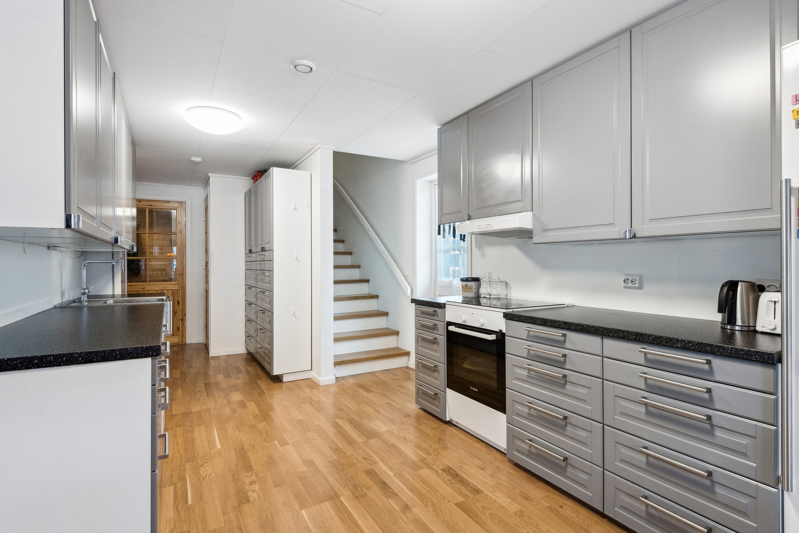 Romslig kjøkken som ble oppgradert i 2021. Hvitevarer medfølger handelen. Galleribilde