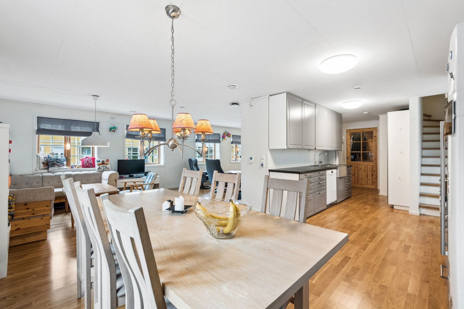 Romslig stue som oppleves lys og innbydende. Galleribilde