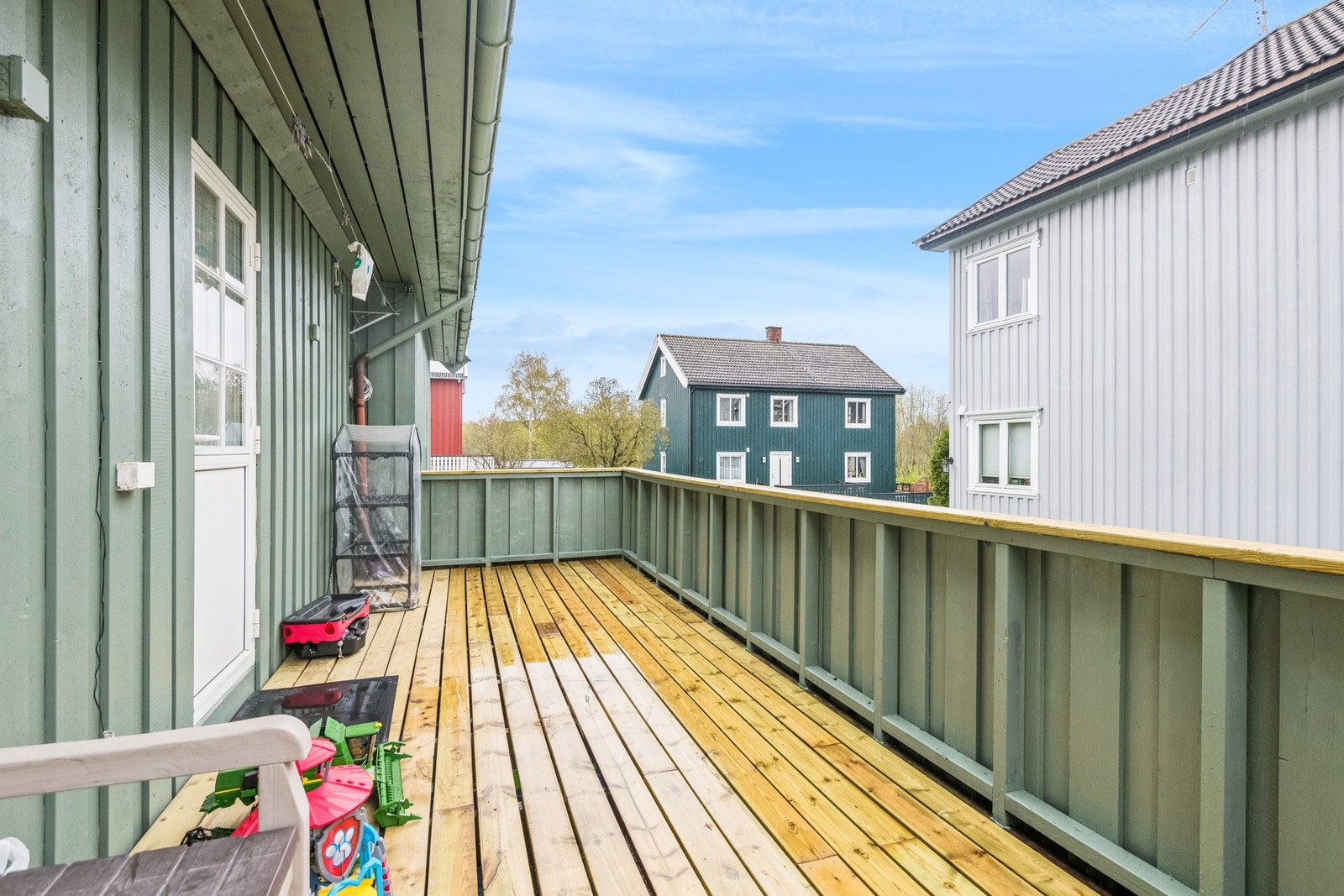 Boligen ligger i den delen av byen der den gamle trehusbebyggelsen ligger Galleribilde