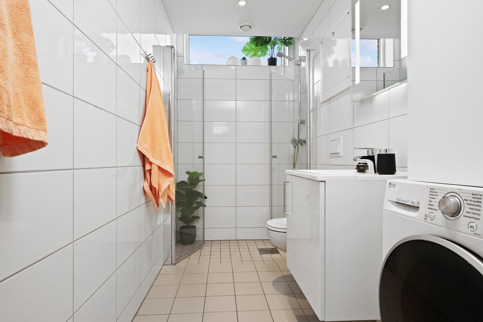 Det er opplegg for vaskemaskin på badet. Avtrekk på badet og det er plass for luft gjennomstrømning mellom terskel og dørblad for sirkulasjon. Galleribilde