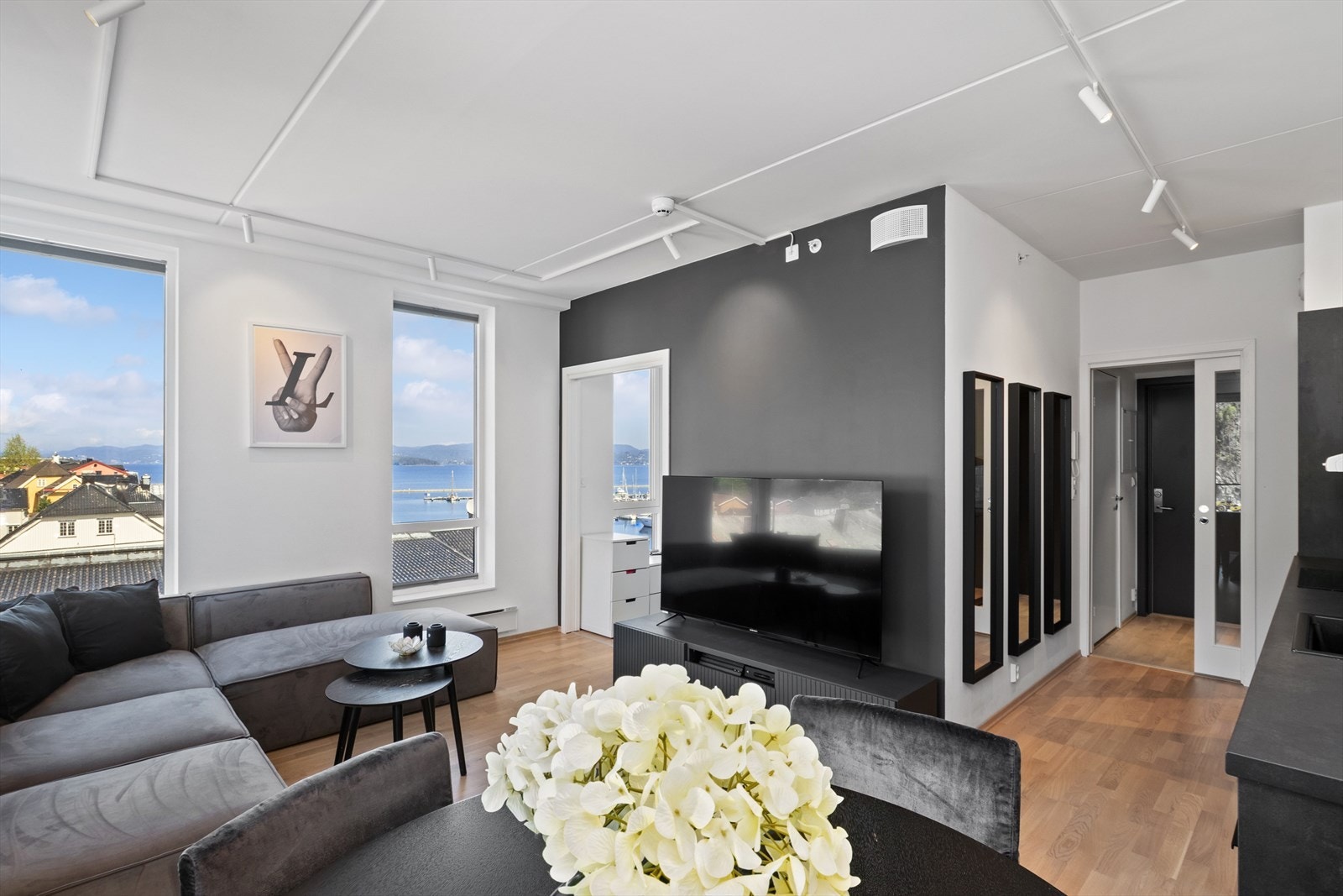 I stuen er det plass til både sittegruppe, spisebord og annet møblement. Galleribilde