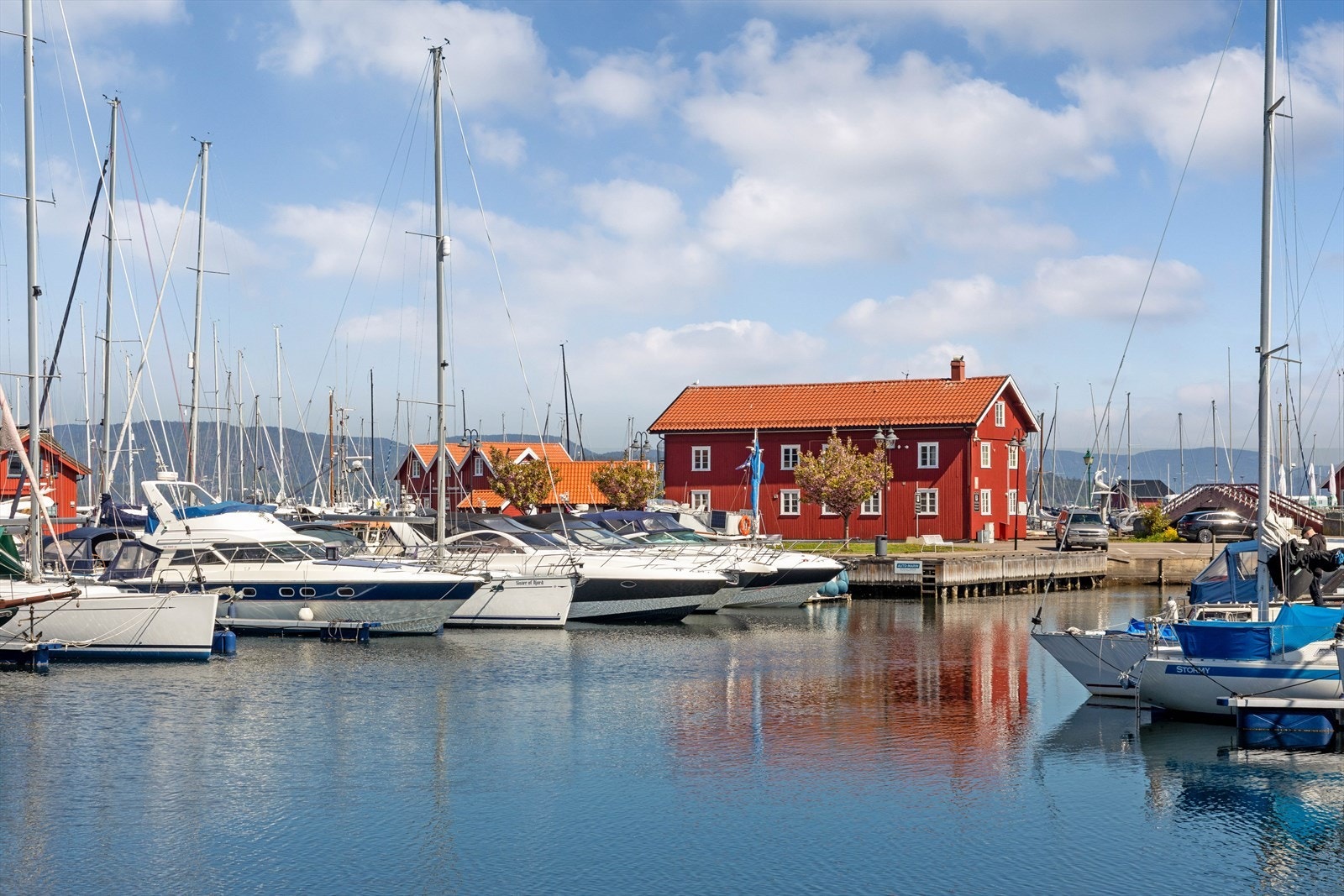 Byen har et stort utvalg av butikker, kaféer, restauranter og underholdningstilbud. For de som ønsker å bade, finnes det to badestrender i byen: Dulpen og Hagemann.Begge strendene har store gressplener, molo med badebrygge, volleyballbane og lekeapparater Galleribilde
