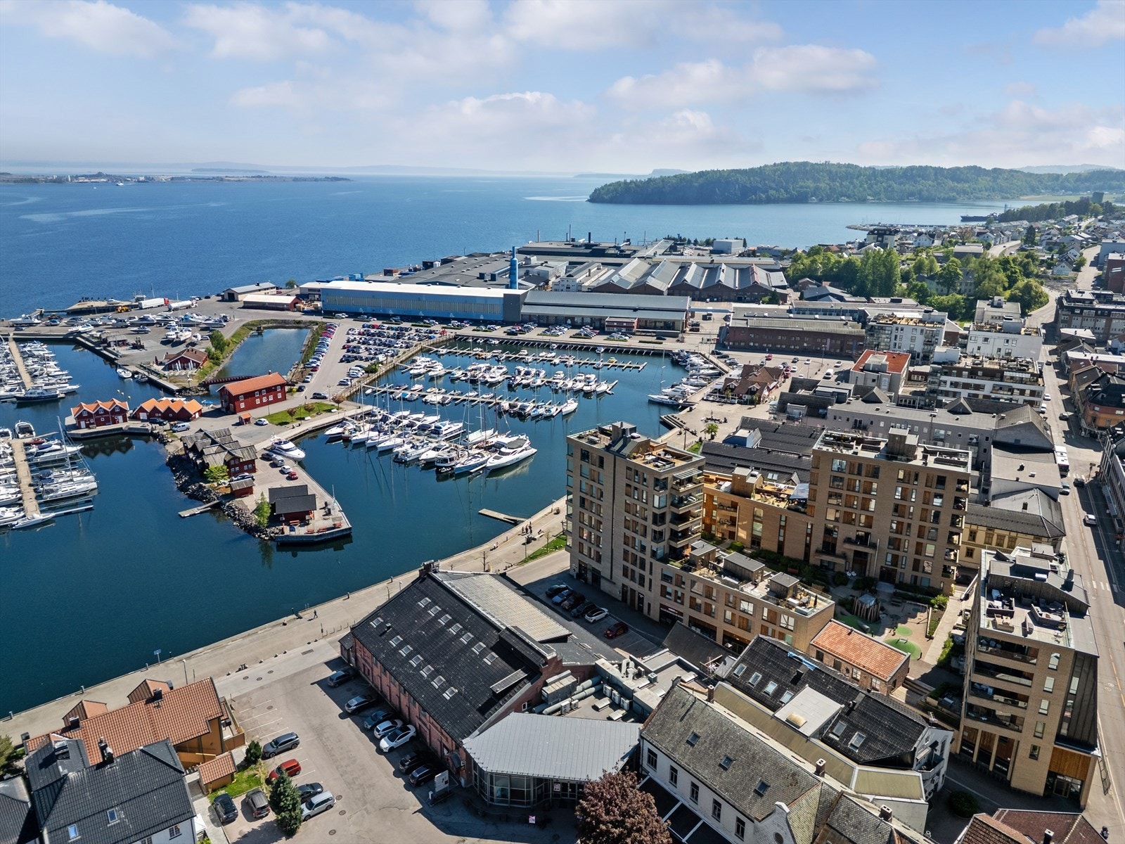 Holmestrand er ideelt plassert for de som ønsker å pendle til nærliggende byer, og det er enkel adkomst til E-18 med videre kjøring mot Kristiansand og Oslo. Galleribilde