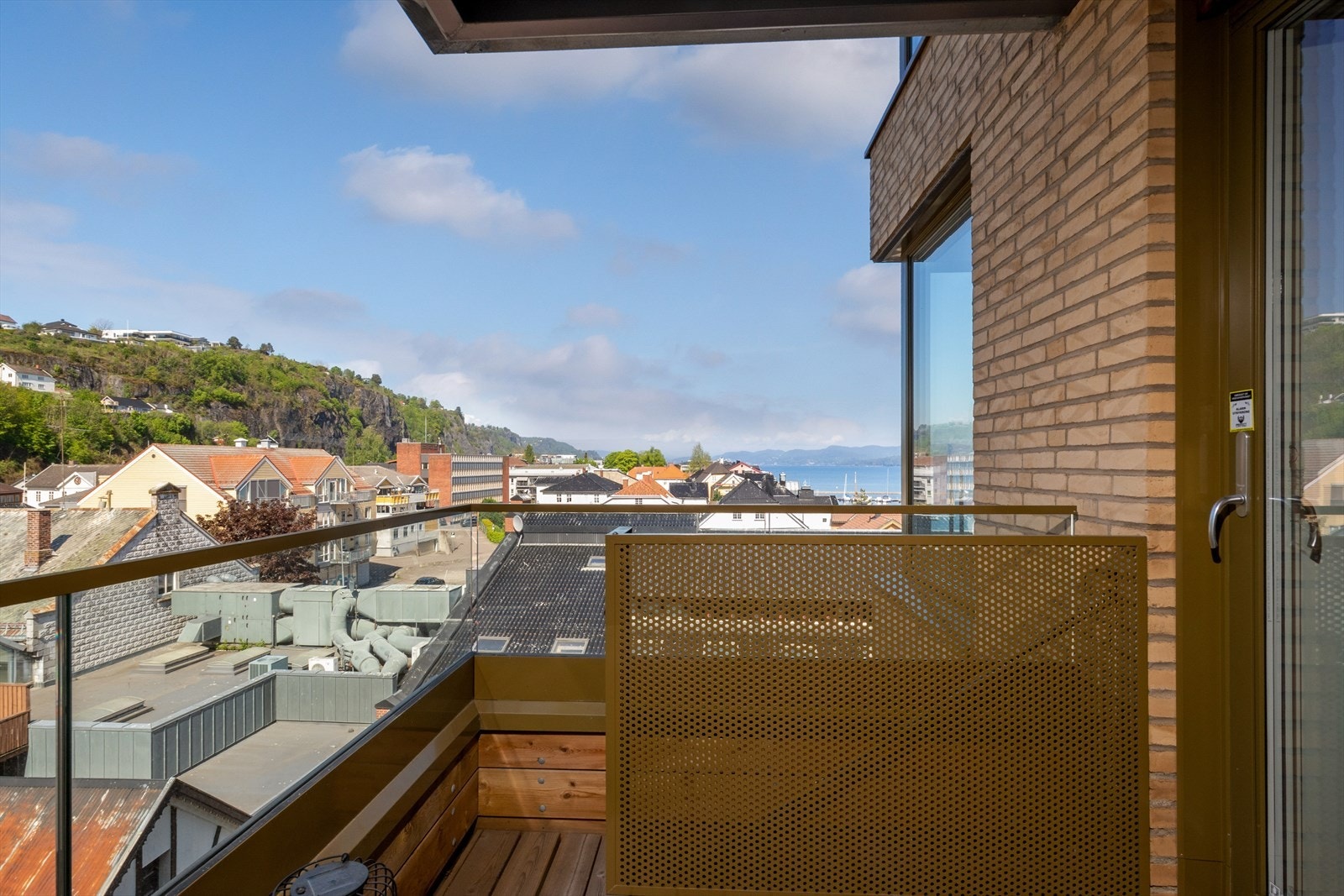 Fra balkongen er det også utsikt ned til Holstrandfjorden. Galleribilde