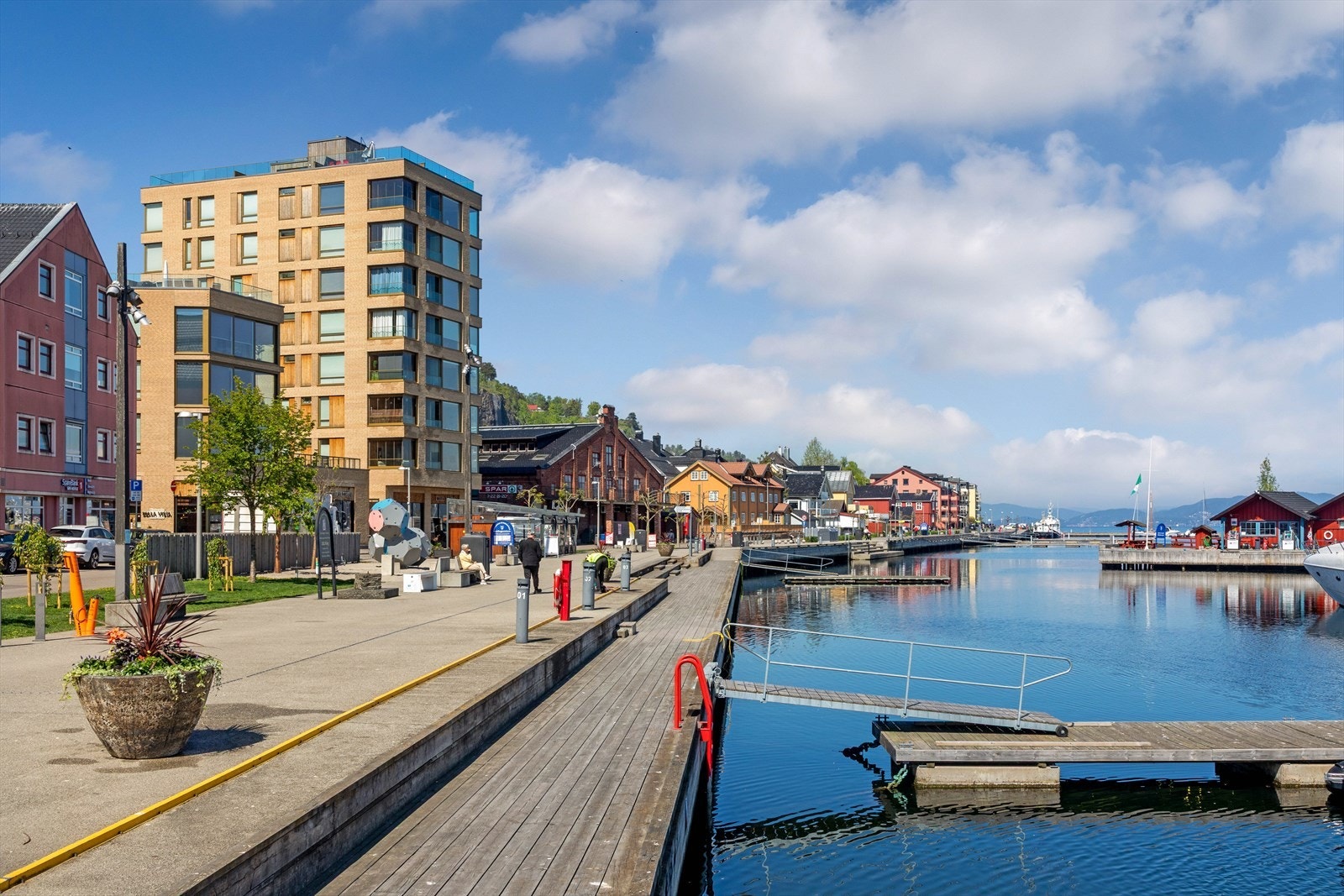 Byen er kjent for sitt idylliske båt- og bryggeliv, hvor du kan spasere langs bryggekanten og nyte utsikten mot fjorden. Galleribilde