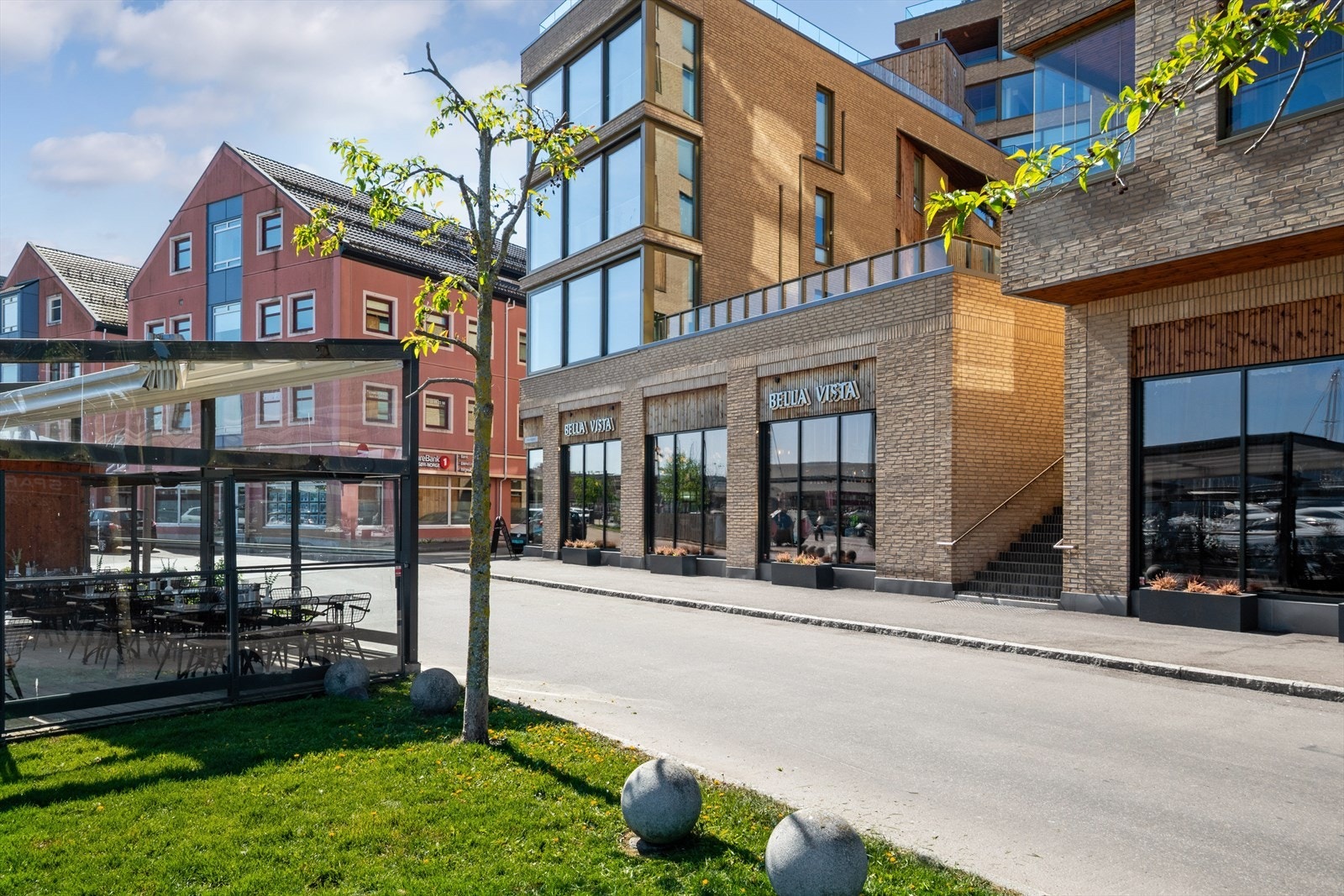 Holmestrand Brygge (som denne leiligheten ligger i) er et prestisjefylt prosjekt med imponerende arkitektur, som inkluderer både en restaurant (Bella Vista) og et bredt utvalg av butikker i samme bygning. Galleribilde