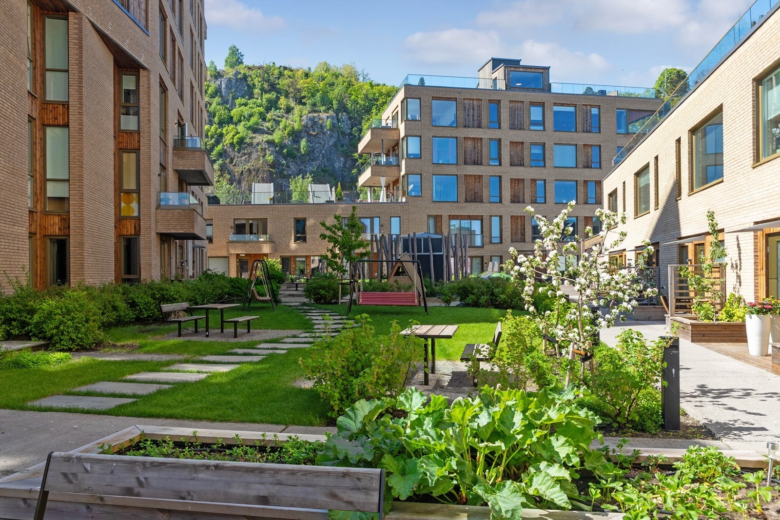 Sameiet og borettslaget (noen av leiligheter i bygningen er etablert som borettslagsleiligheter) har et pent opparbeidet fellesområde med plen, beplanting, lekeapparater og benker. Galleribilde