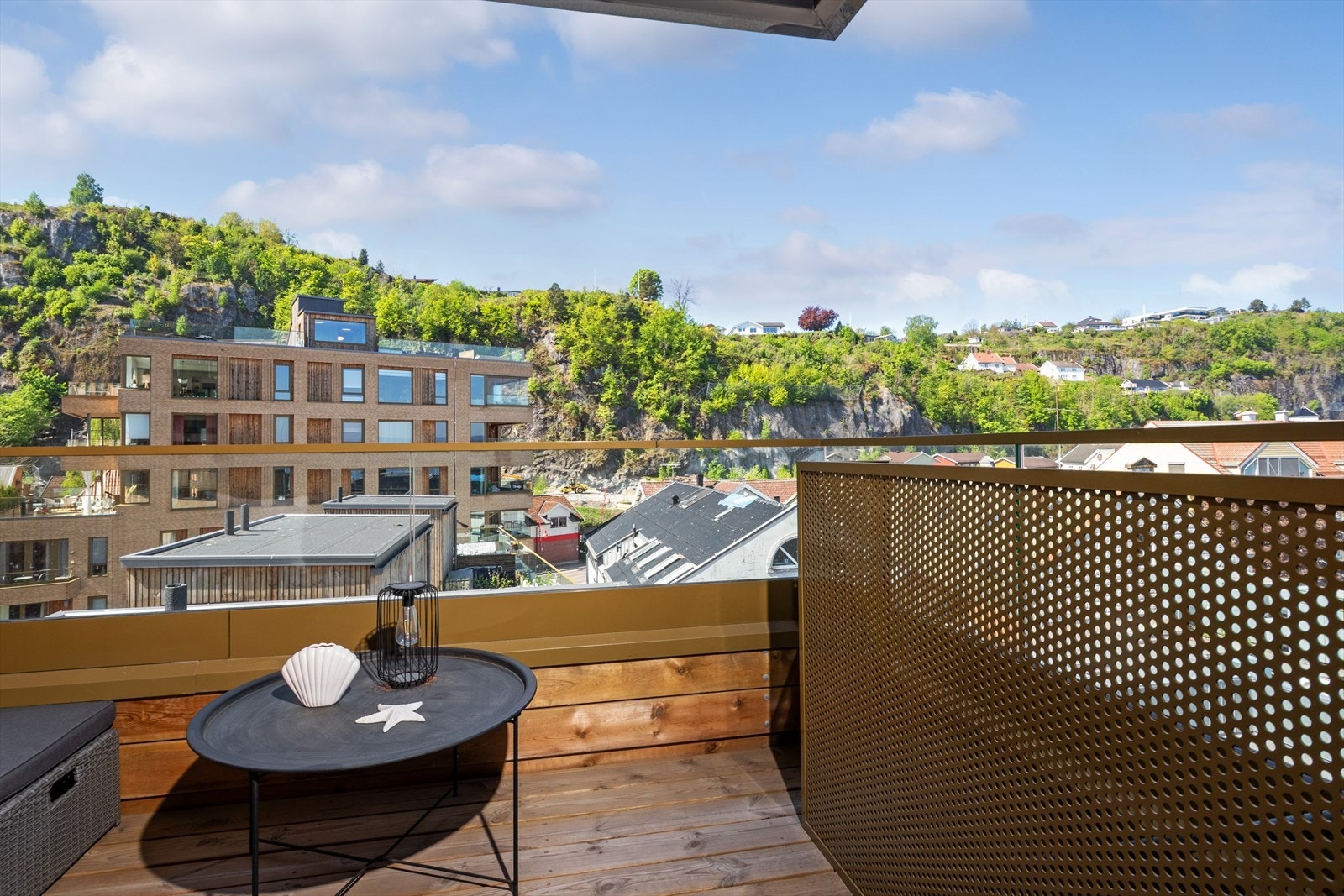 Det er plass til noe utemøblement på balkongen. Galleribilde