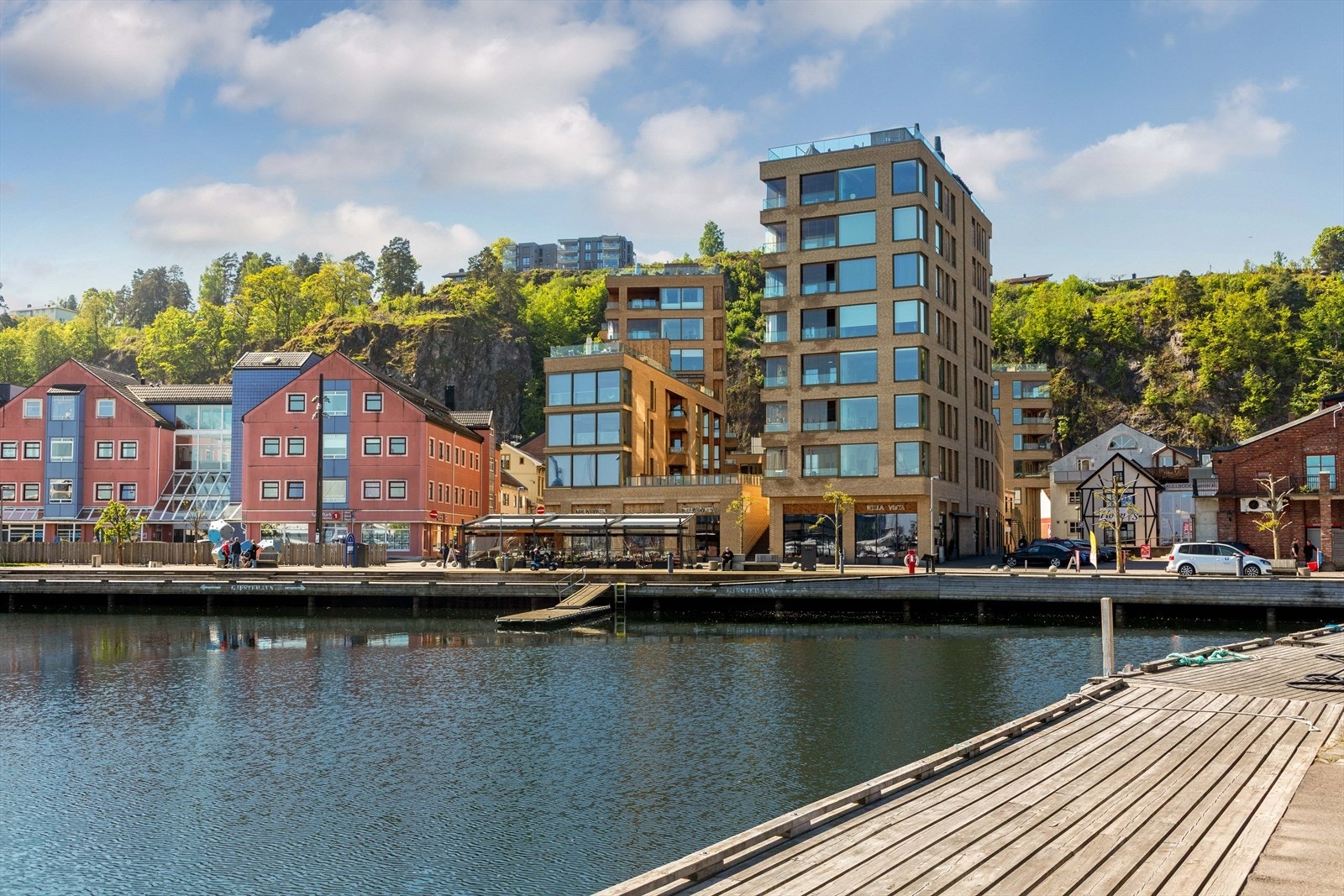 Her bor du nær sjøen, med gangavstand til det meste, inkludert den nye jernbanestasjonen i fjellet som ligger kun to minutter unna, samt Holmestrand sentrum, strandsone, badebrygge og båthavn. Galleribilde