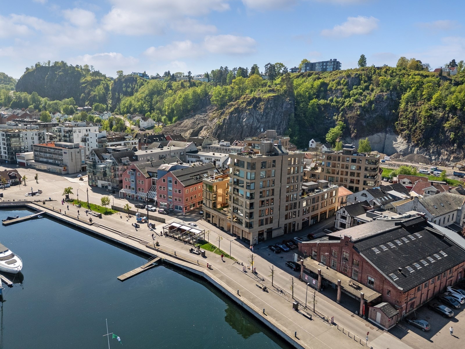 Leiligheten ligger tre minutters gange fra en moderne jernbanestasjon, dette gjør det enkelt for pendlere å reise til Tønsberg, Drammen og Oslo, med hyppige avganger. Togreisen til Oslo tar omtrent 50 min., og til Drammen og Tønsberg tar det ca 20 min. Galleribilde