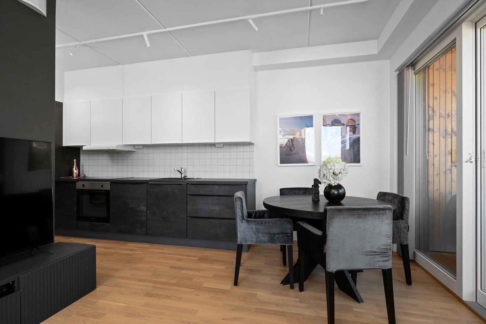 Åpen stue/kjøkkenløsning med kjøkkeninnredning med slette fronter. Galleribilde