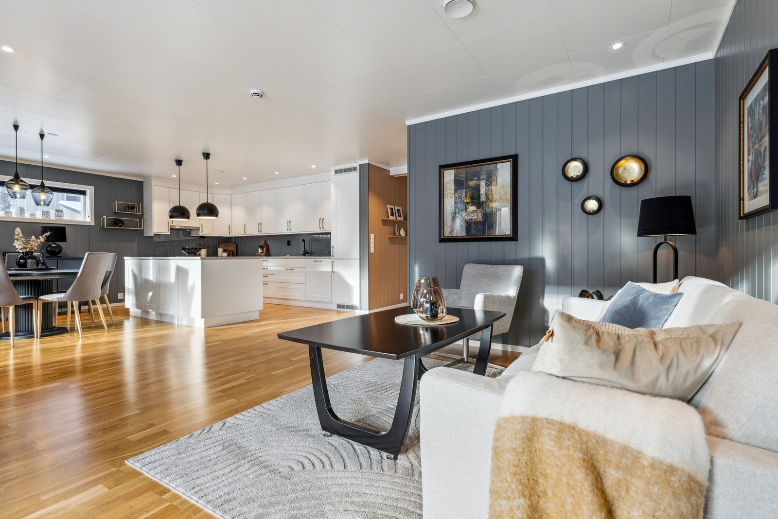 Lys og innbydende stue med gode møbleringsmuligheter og store vindusflater som slipper inn godt med dagslys. Galleribilde