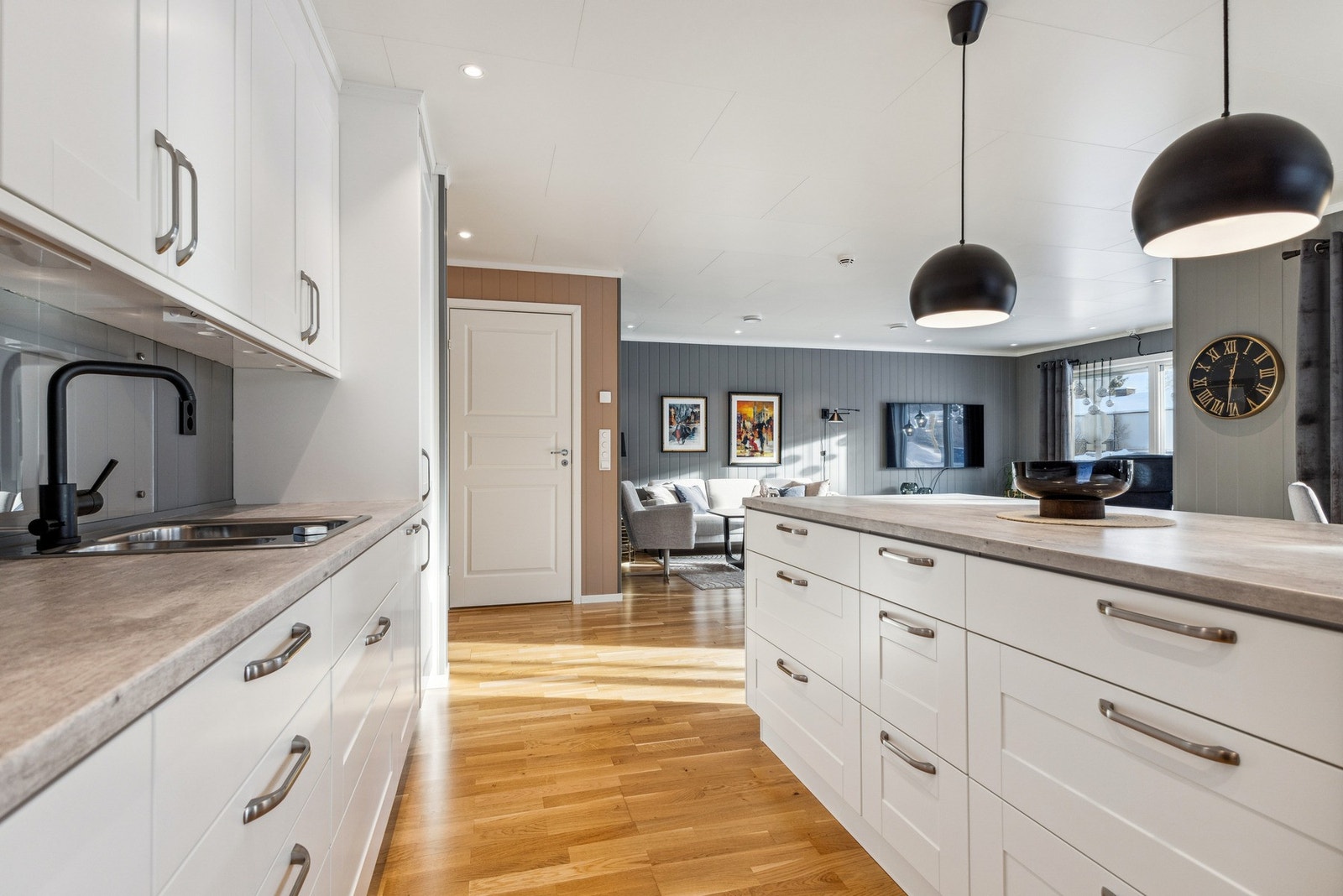 Stuen henger naturlig sammen med kjøkken og spiseplass - et romslig allrom med god flyt. Galleribilde