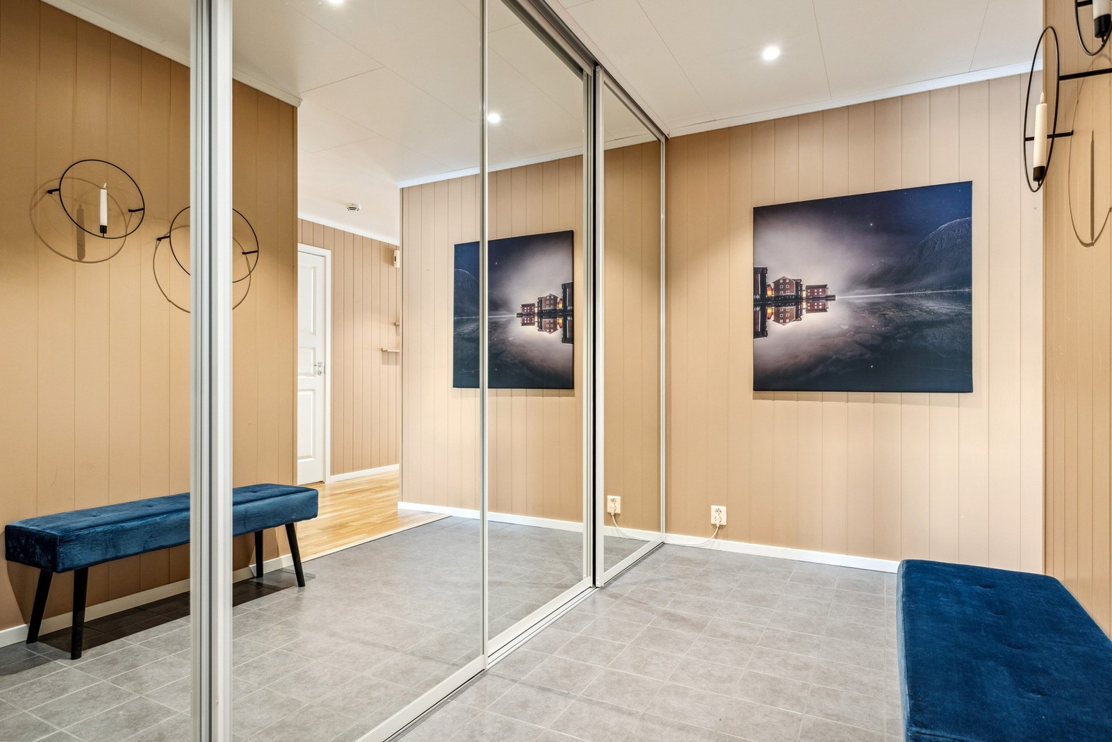 Romslig entré med garderobeløsning og lav terskelinngang til oppholdsrommene. Galleribilde