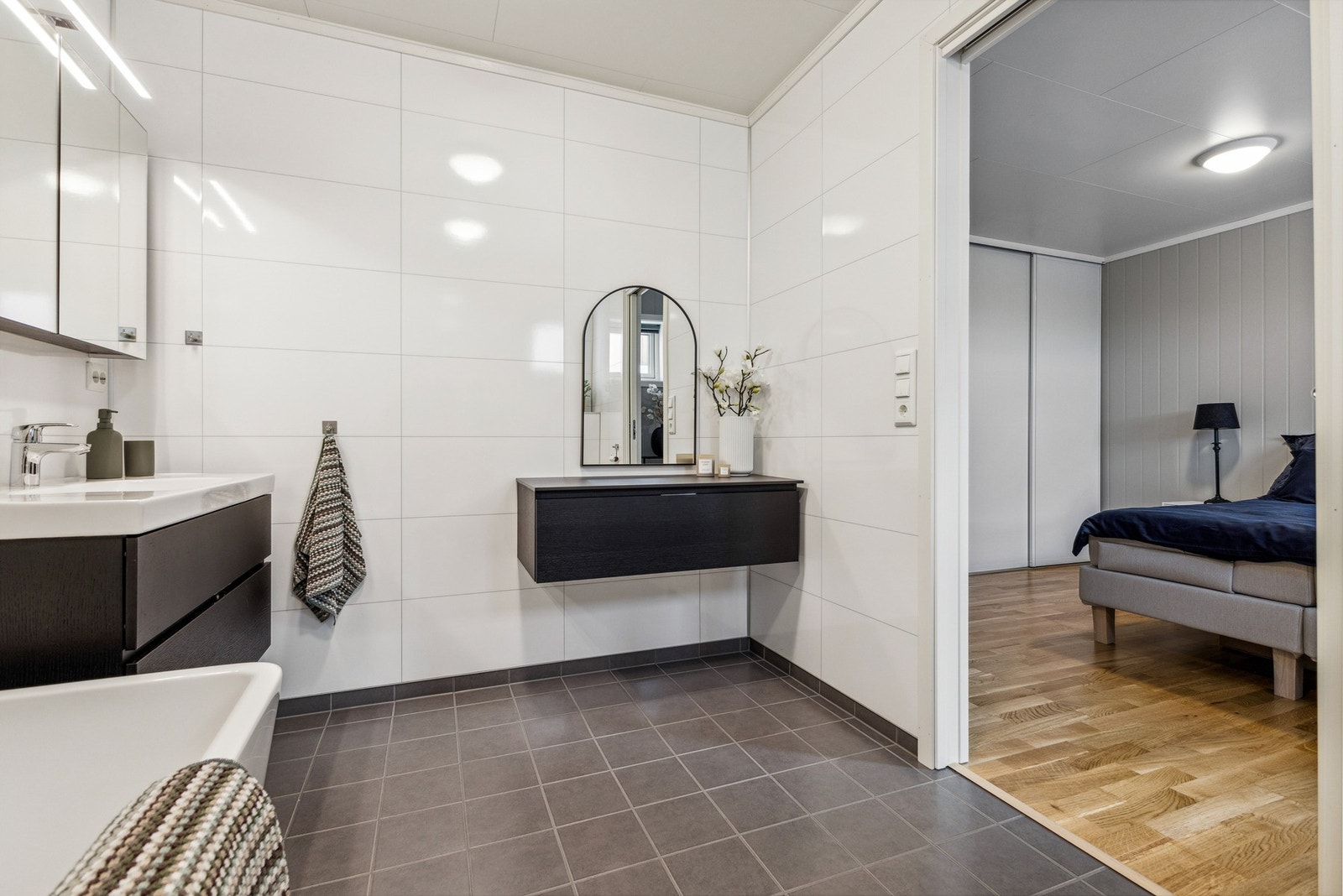 Lave terskler sikrer god tilgjengelighet gjennom hele leiligheten. Skyvedør mellom soverom og bad. Galleribilde