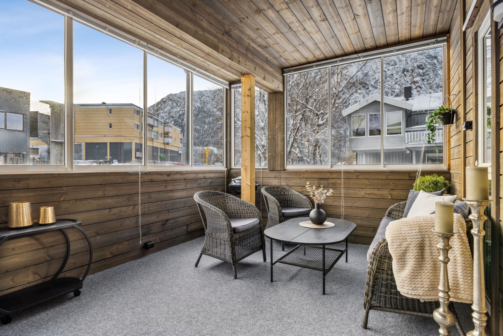 Det er teppebelegg på gulvet, og under er det terrassebord. Videre er det flere stikkontakter samt nedfellbar, innvendig skjerming. Galleribilde