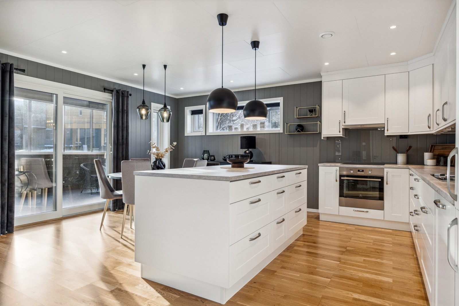 Kjøkkenøya er tilført leiligheten siden kjøp og gir rommet en sosial bruk. Galleribilde