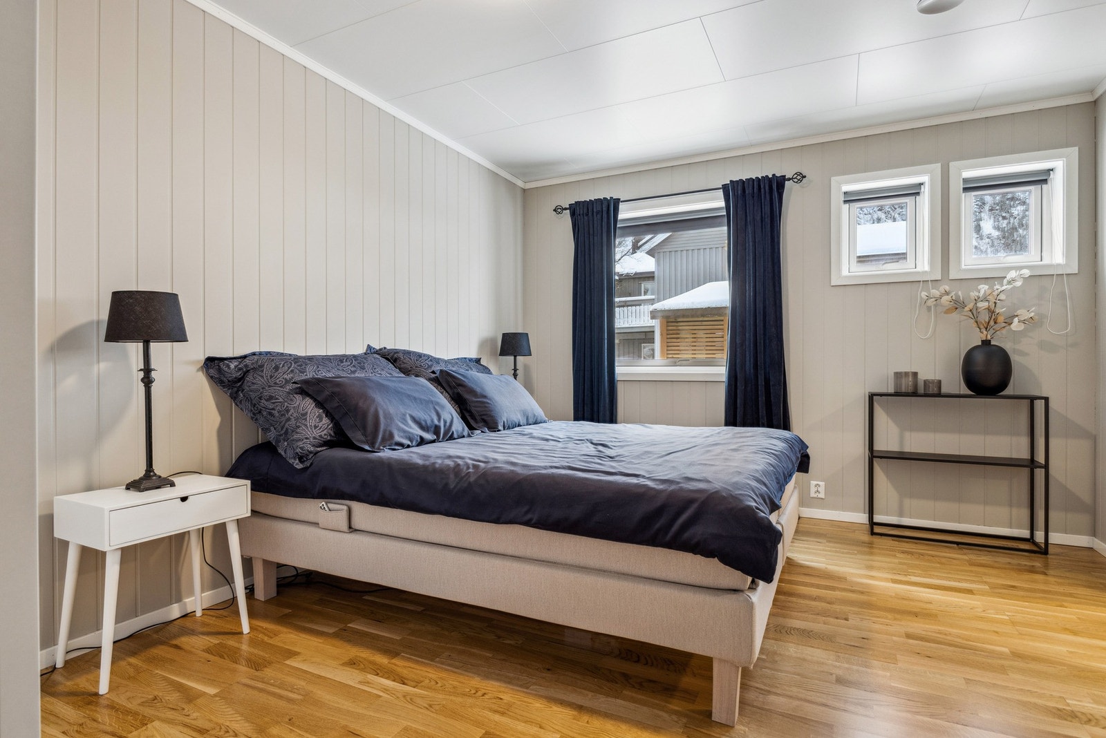 Leiligheten har 2 soverom. Her et lyst og romslig hovedsoverom med plass til både dobbeltseng og garderobe. Galleribilde