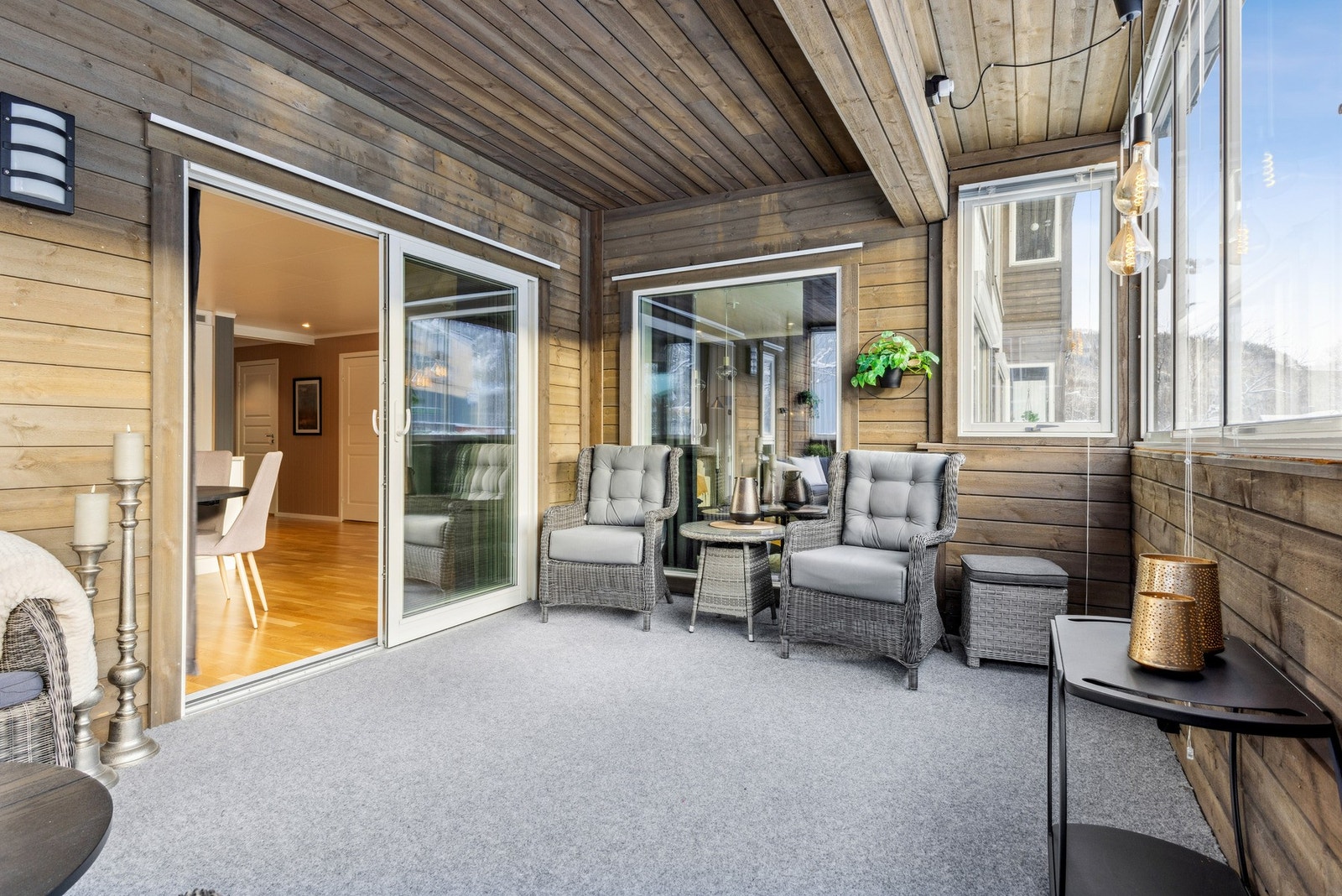 Fra stuen har du utgang til en lun og fin vinterhage på ca. 18 m² med skyvevinduer mot gate - et ekstra oppholdsrom som forlenger utesesongen betraktelig. Galleribilde