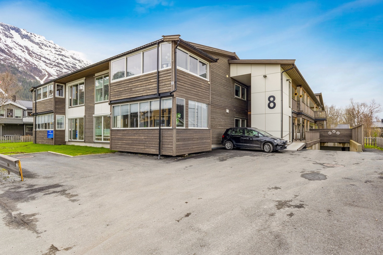 Borettslaget sto ferdigstilt i 2018 iht. ferdigattesten. Her ser du nedkjøring til parkeringskjeller og utvendig gjesteparkering. Galleribilde