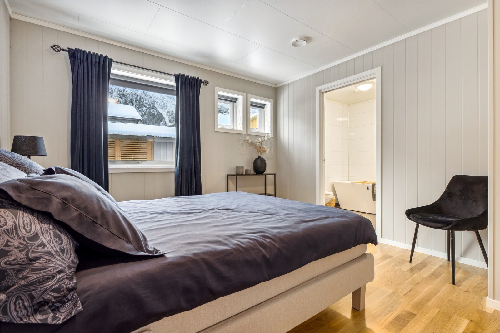 Bad nummer to har adkomst rett fra hovedsoverommet. Galleribilde