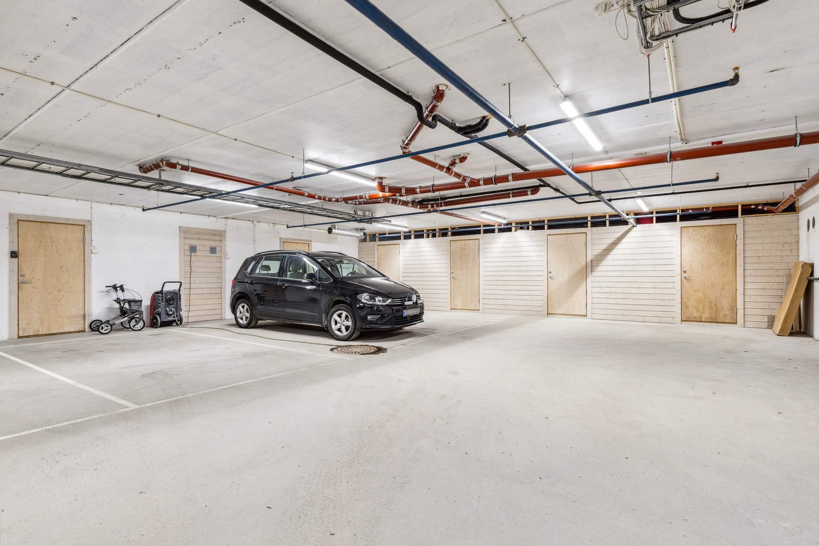 Borettslagets garasjekjeller. Leiligheten disponerer 1 parkeringsplass samt sportsbod på ca. 8,5 m². Mulighet for etablering av el-billading for egen regning. Galleribilde