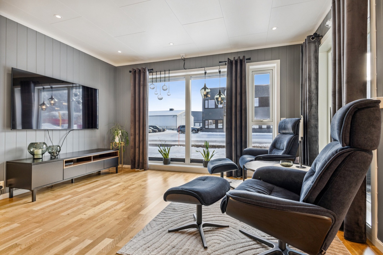 Det er montert elektriske screens på stuevinduet. Galleribilde