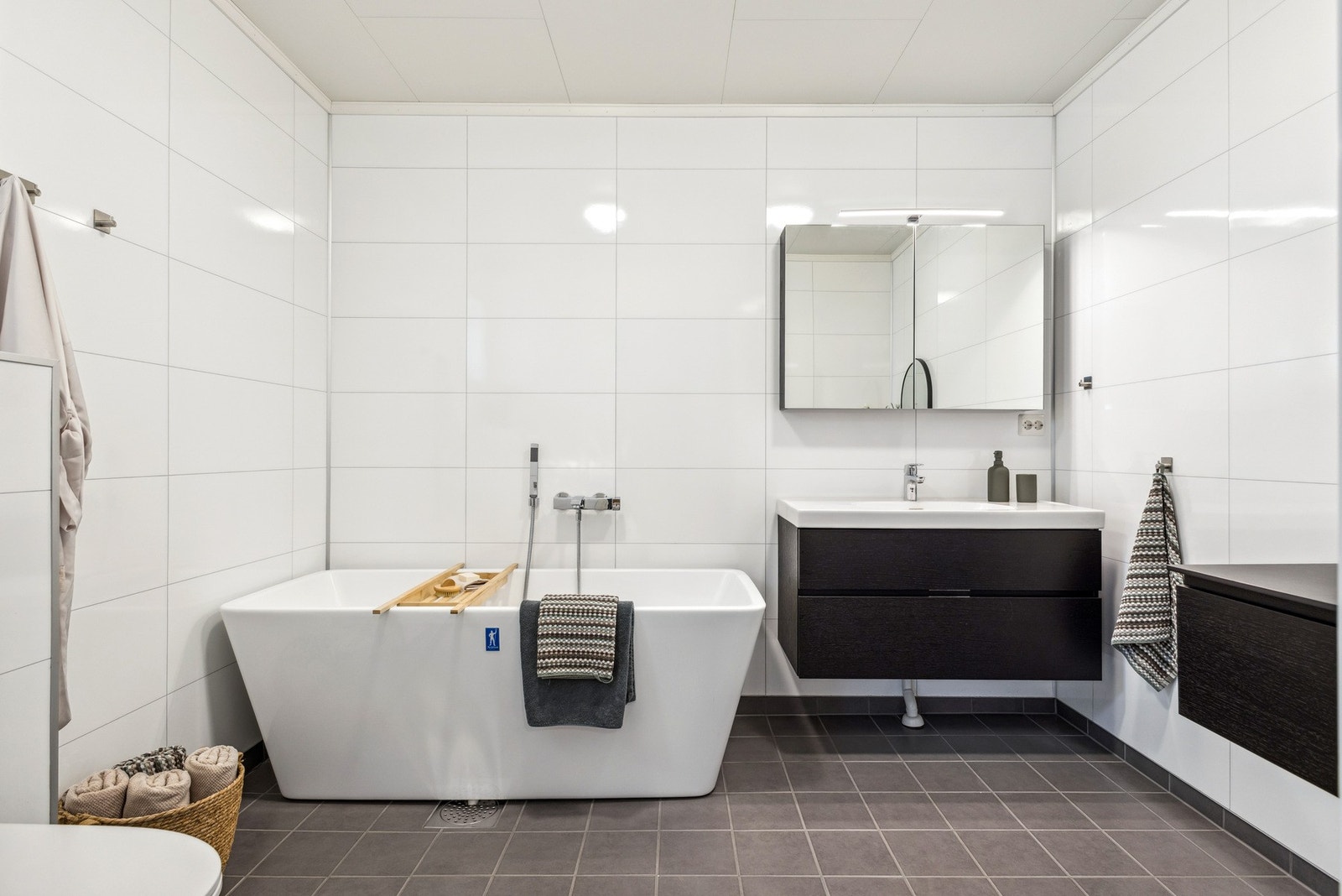 Badet innenfor hovedsoverommet byr på badekar, toalett og moderne innredning. Rommet bidrar til en god hverdagslogistikk og komfort. Galleribilde