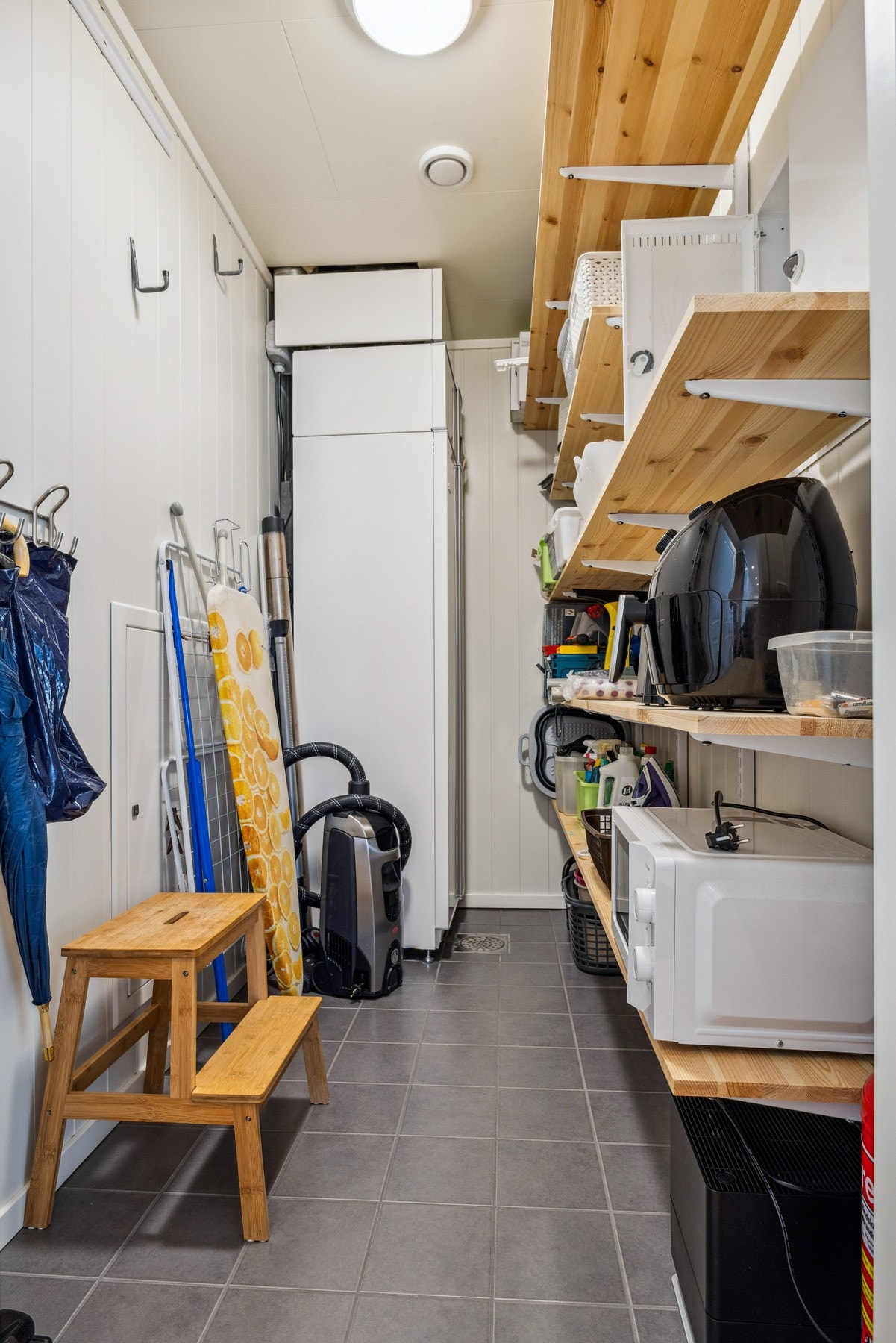 Innvendig bod med hyller og varmepumpe. Galleribilde