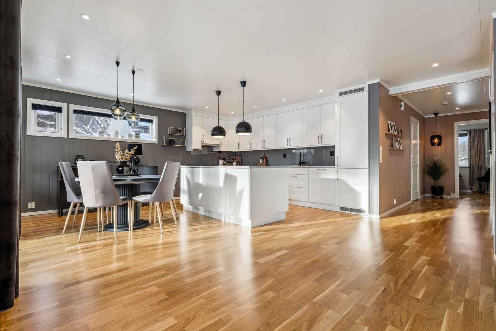 Leiligheten varmes opp med vannbåren gulvvarme og har balansert ventilasjon. Gulvet er av parkett. Galleribilde