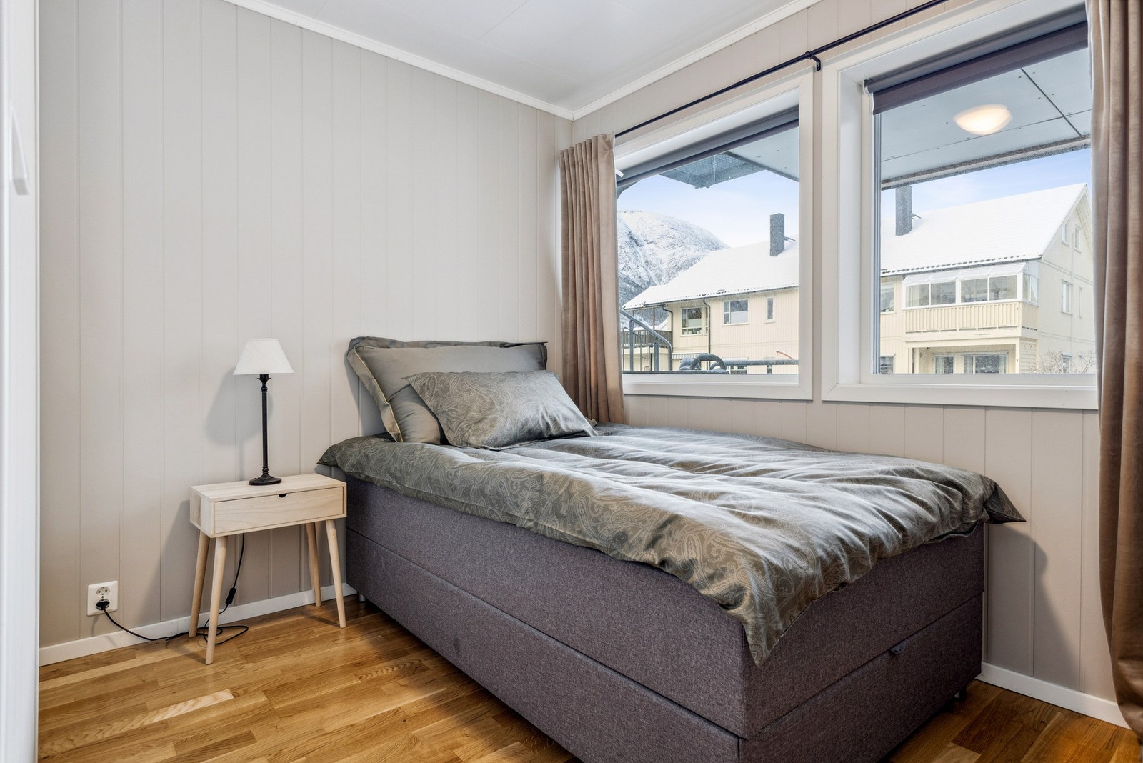 Soverom nummer to, vendt mot bakhagen. Galleribilde