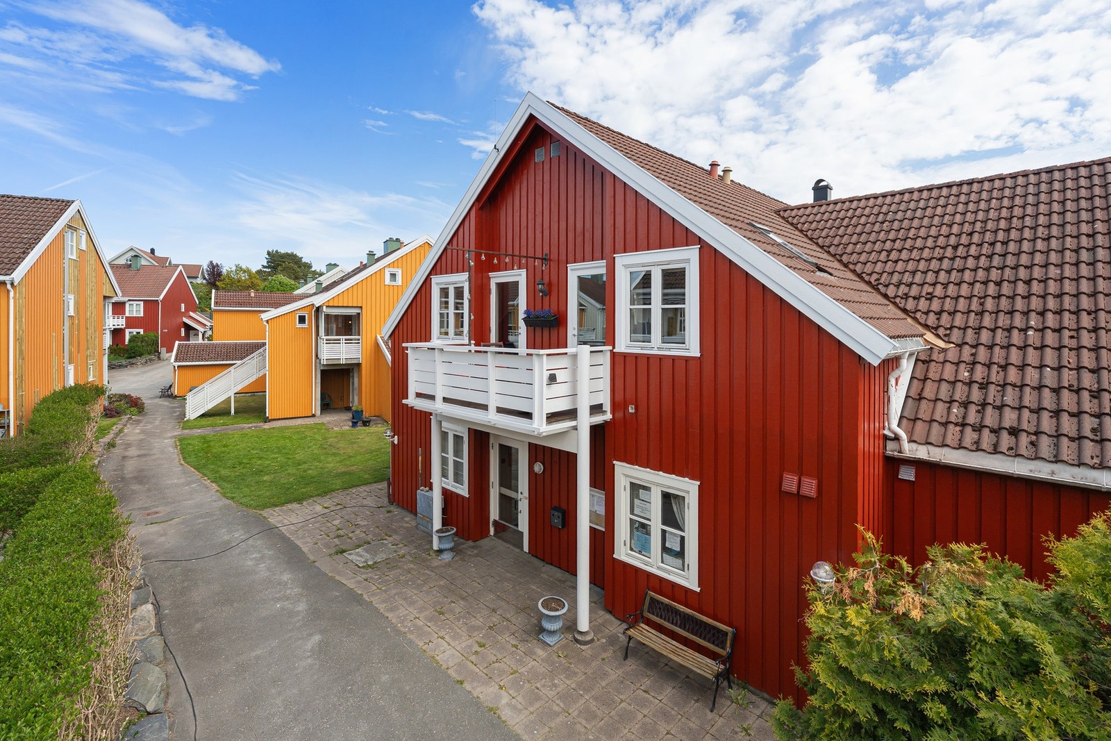 - Området består av flere leilighetsbygg og her er man i nærheten av sjøen og flott badevann - Galleribilde