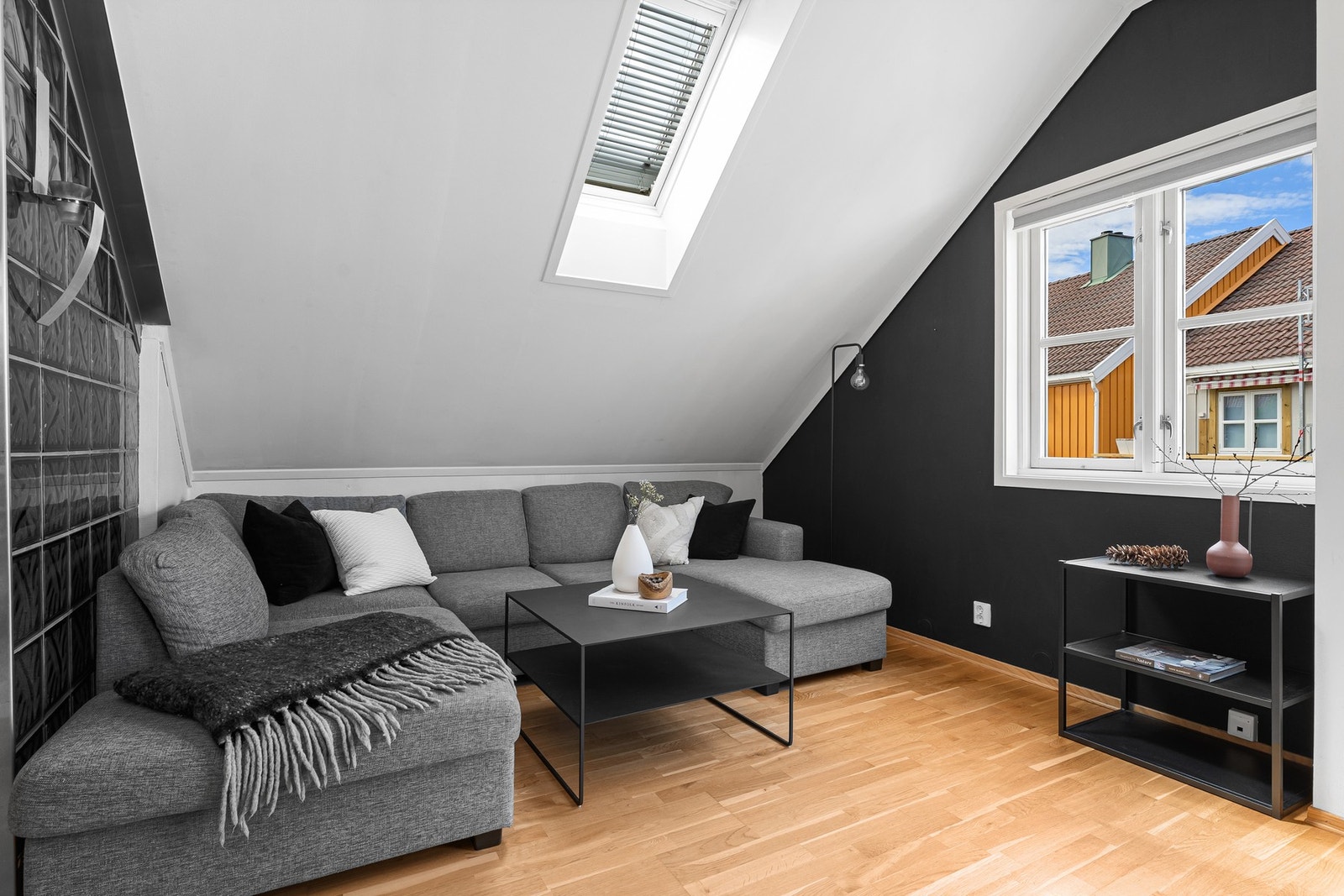 - Leiligheten er malt i senere tid med kontrastfarger - Galleribilde