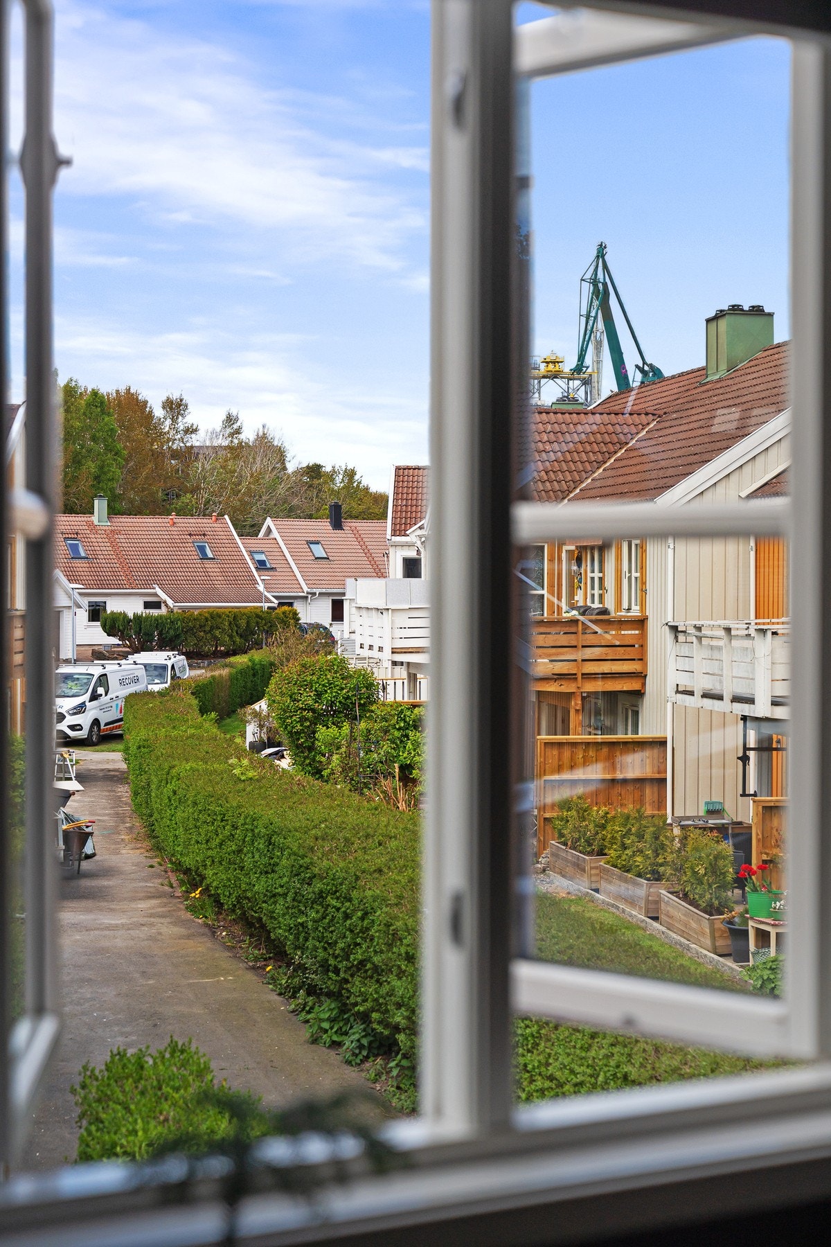 - Til info jobbes det med utvendig vedlikehold på boligene i borettslaget (derfor mange arbeidsbiler) - Galleribilde