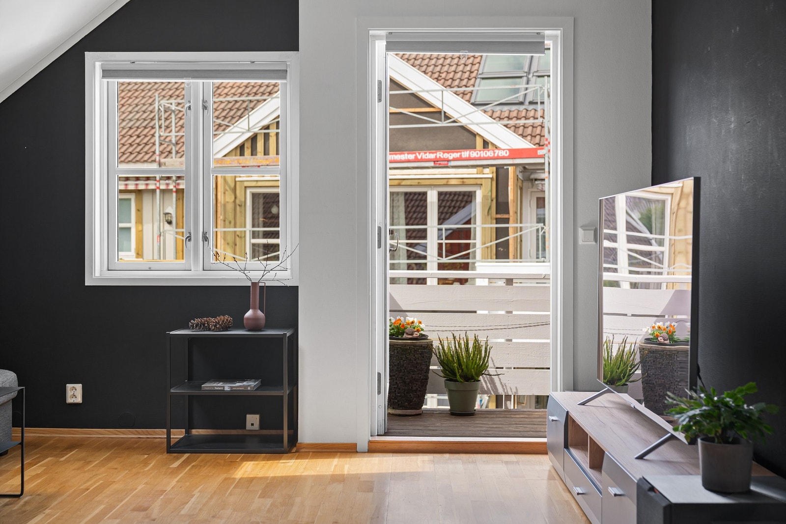 - Direkte utgang til terrassen fra stuen | Det er også utgang til terrassen fra soverommet - Galleribilde