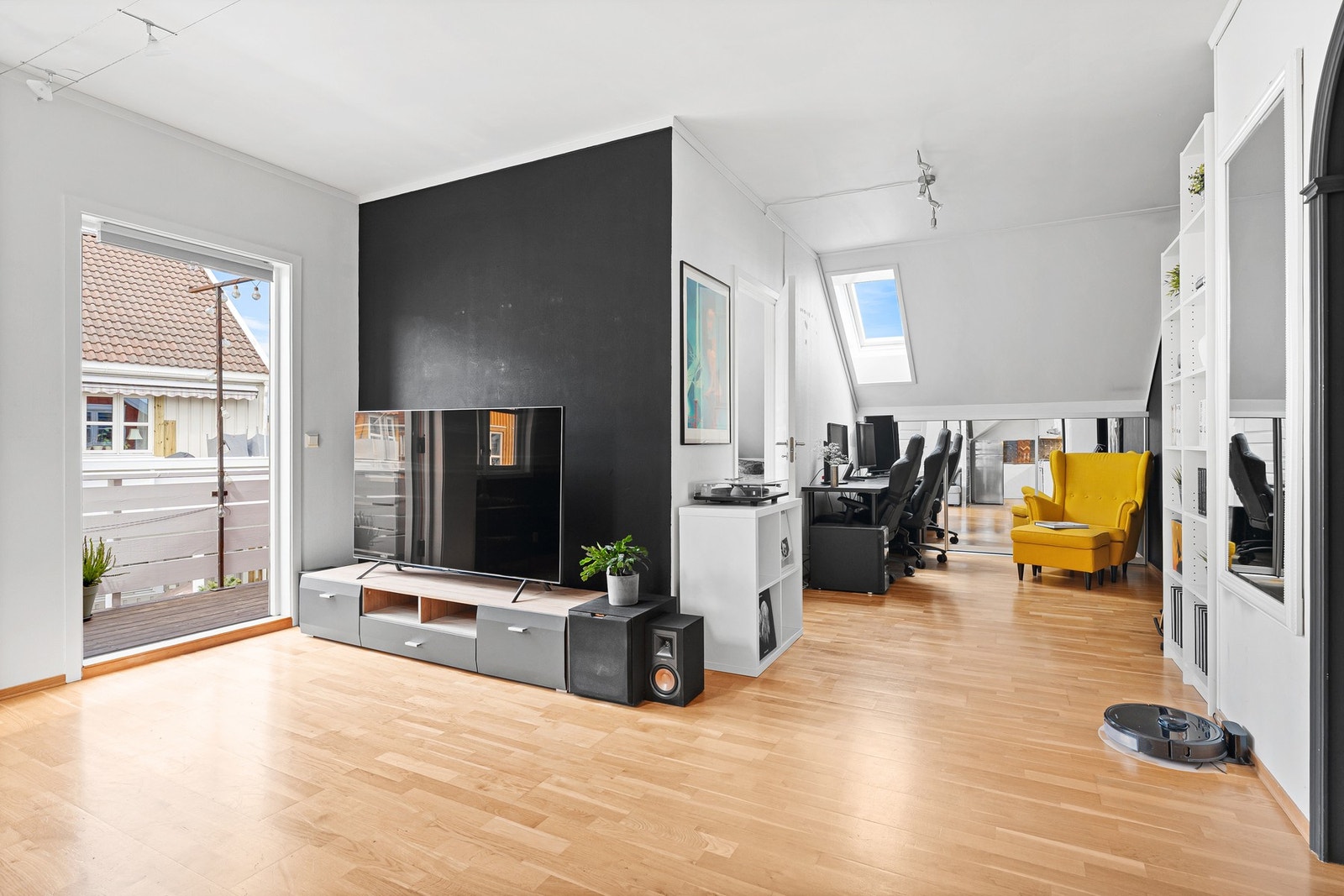 - Fine soner med plass til enten spisebord eller det man måtte ønske | Bak skyvedøren med speil er det gode lagringsmuligheter - Galleribilde