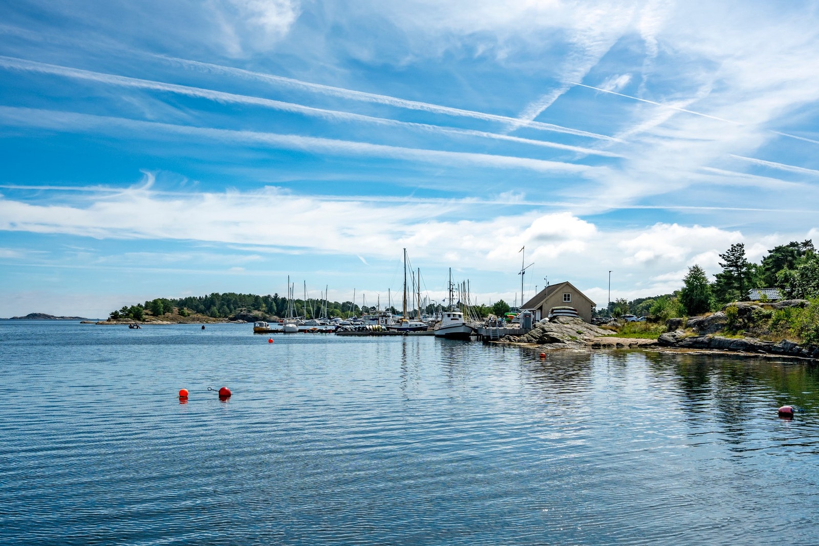 - Nydelige omgivelser, hvor det er kort vei til sjø, flotte turområder | Idyllisk, men likevel sentralt med nærhet til alt man skulle ha behov for i hverdagen - Galleribilde