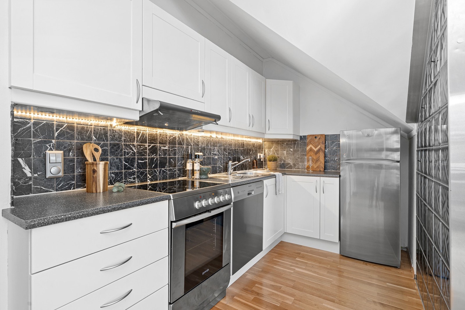 - Pent, klassisk kjøkken med plass til det du skulle ha behov for - Galleribilde