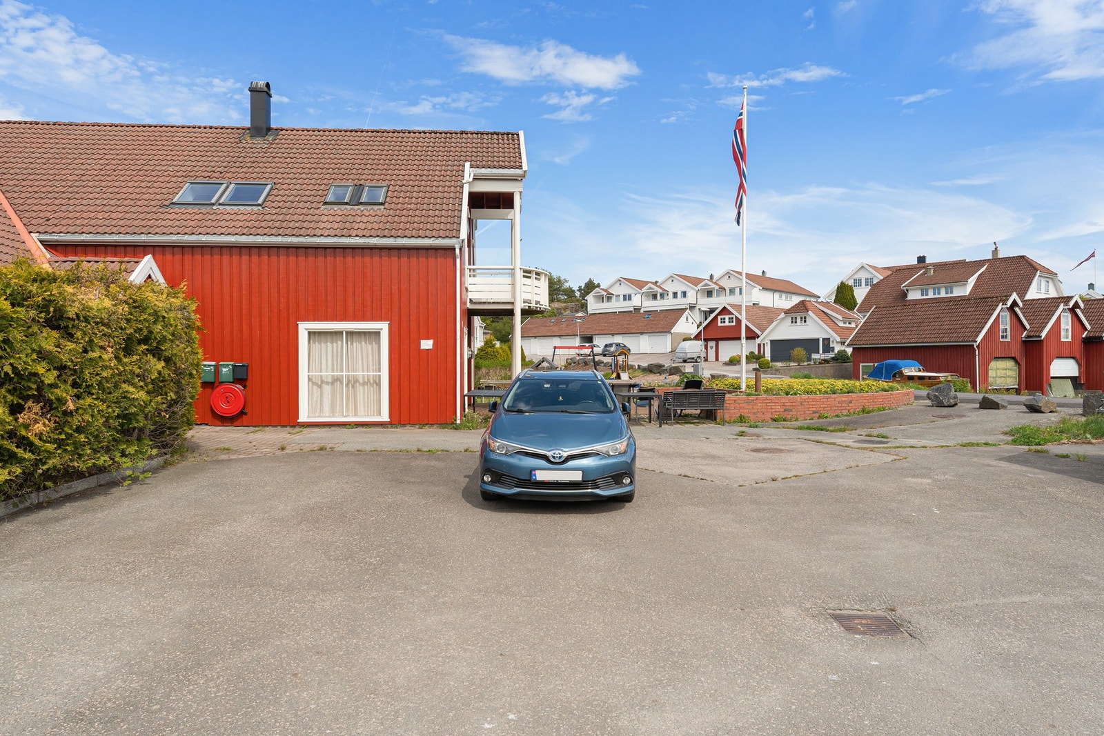 - Felles parkering på felles eiet tomt | Ellers gode muligheter for gjesteparkering - Galleribilde