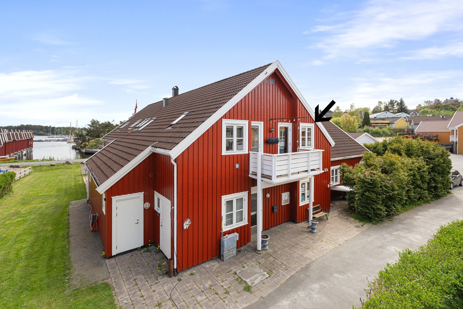 - Leiligheten ligger i toppetasjen med til sammen 4 leiligheter i bygget - Galleribilde