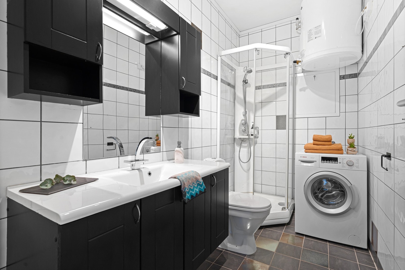 -Veholdt, flislagt bad med praktisk opplegg for vaskemaskin, samt varmekabler i gulv - Galleribilde