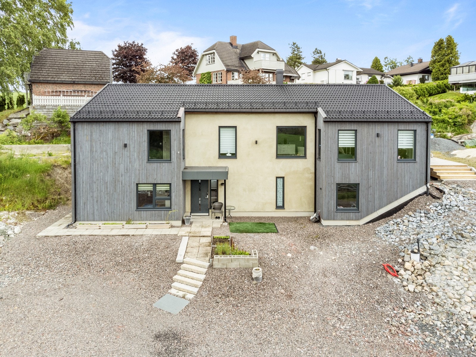 Boligen ble ombygget i 2018 og har god standard og fin planløsning for en familie. Galleribilde