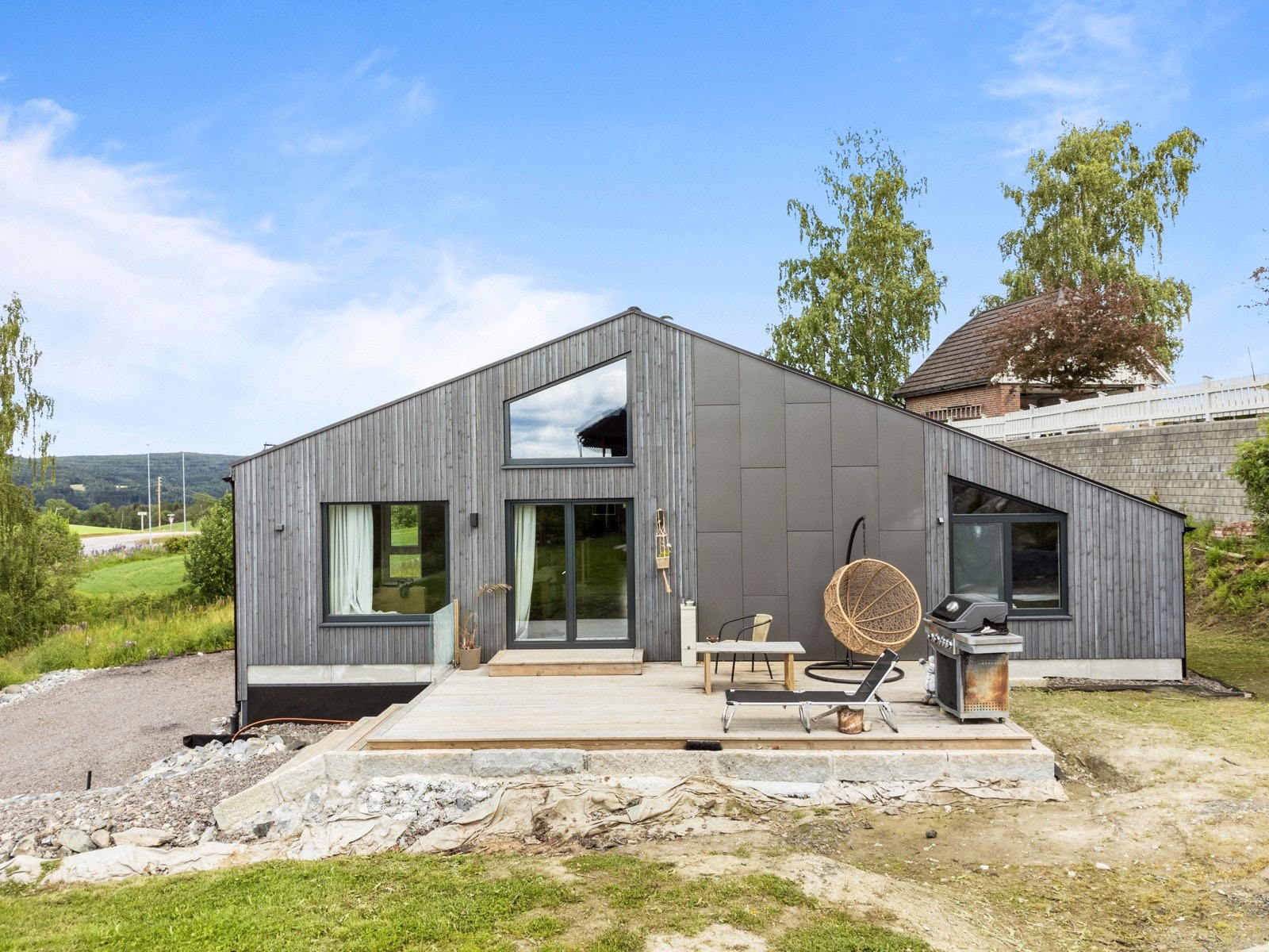 Fra stuen i hovedetasjen er det adkomst til 23 kvm terrasse vendt mot syd. Galleribilde